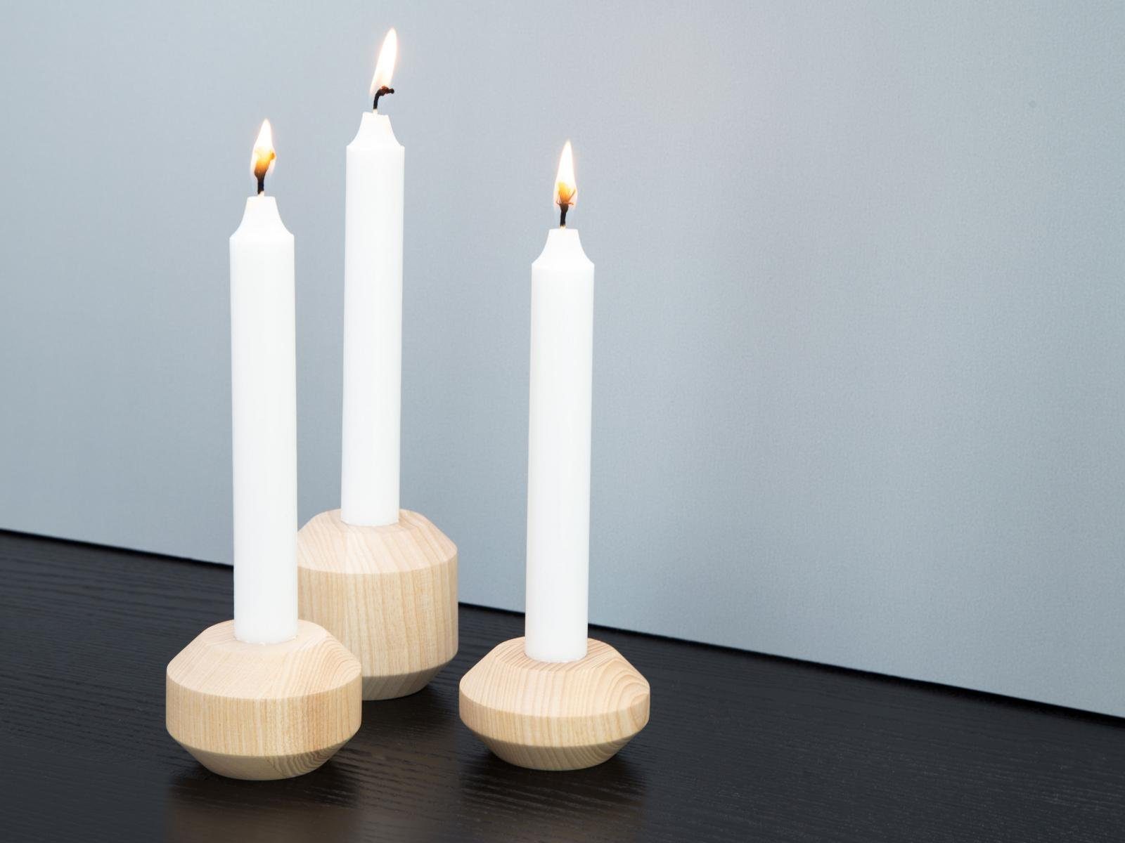 kommod Kerzenständer TAKKS (3er Set), Kerzenständer – 7x7 cm,  Kerzendurchmesser 2,2 cm – Esche massiv natur