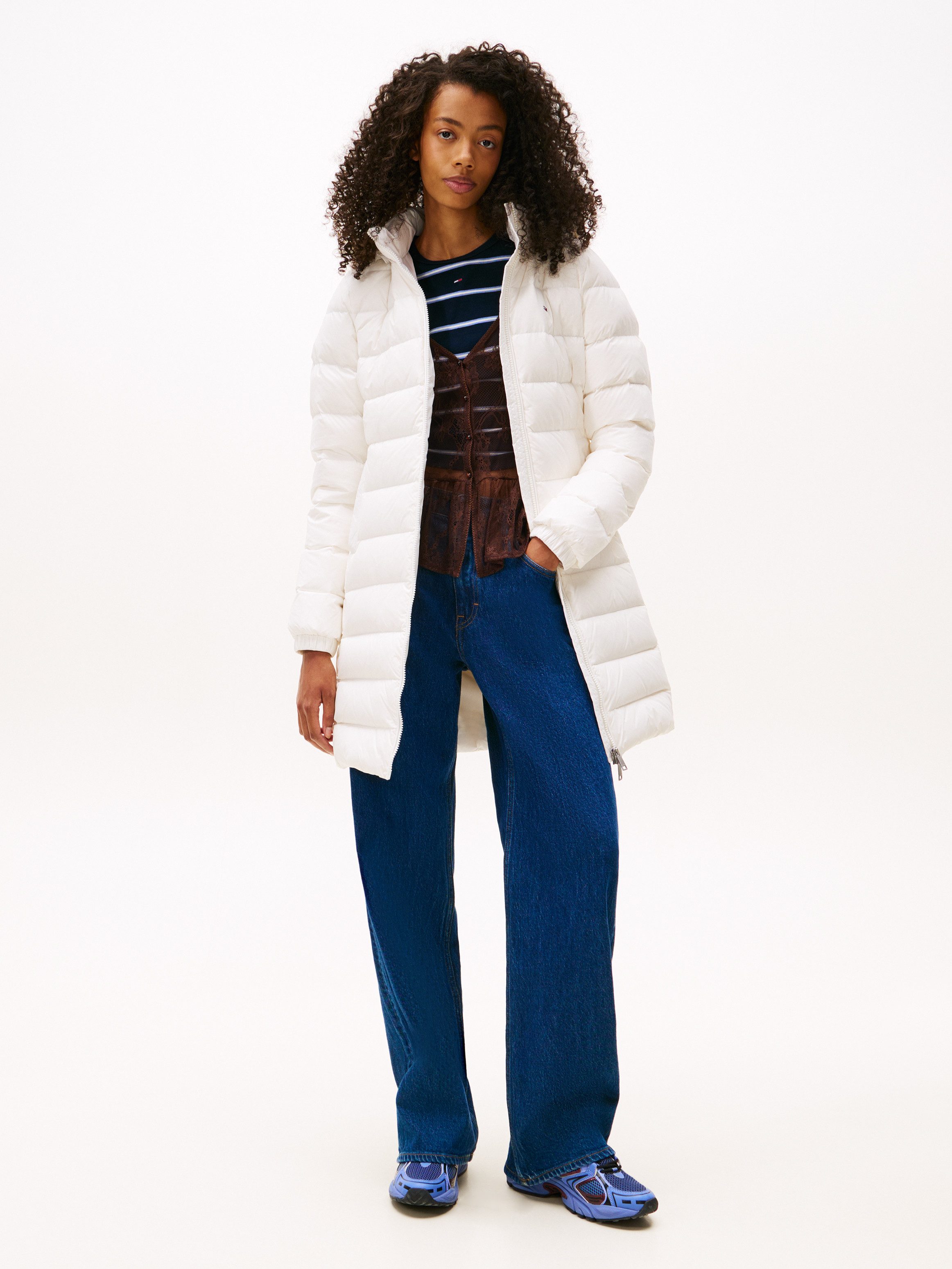 Tommy Jeans Steppmantel TJW ESSENTIAL HOODED DOWN COAT mit Fellimitat, Logostickerei