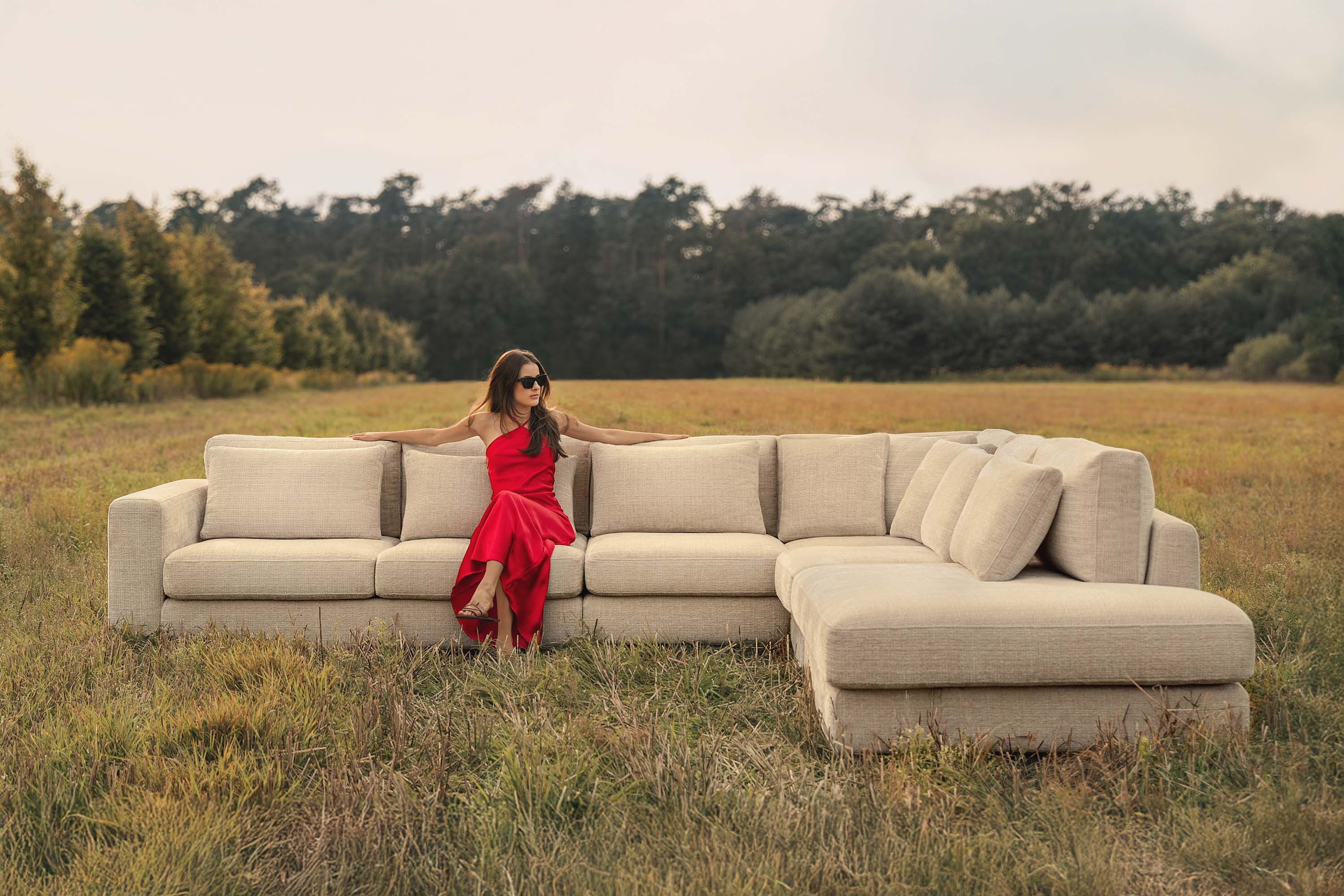 KONSIMO® Ecksofa VERUS edle Verarbeitung und Komfort, luxuriös, Premiumqualität aus EU, Maße: 297x84x116/248 cm, Kissen regulieren die Tiefe und stützen die Lendenwirbelsäule, Traditionelles Design und Komfort, handgefertigt, Chenille-Stoff