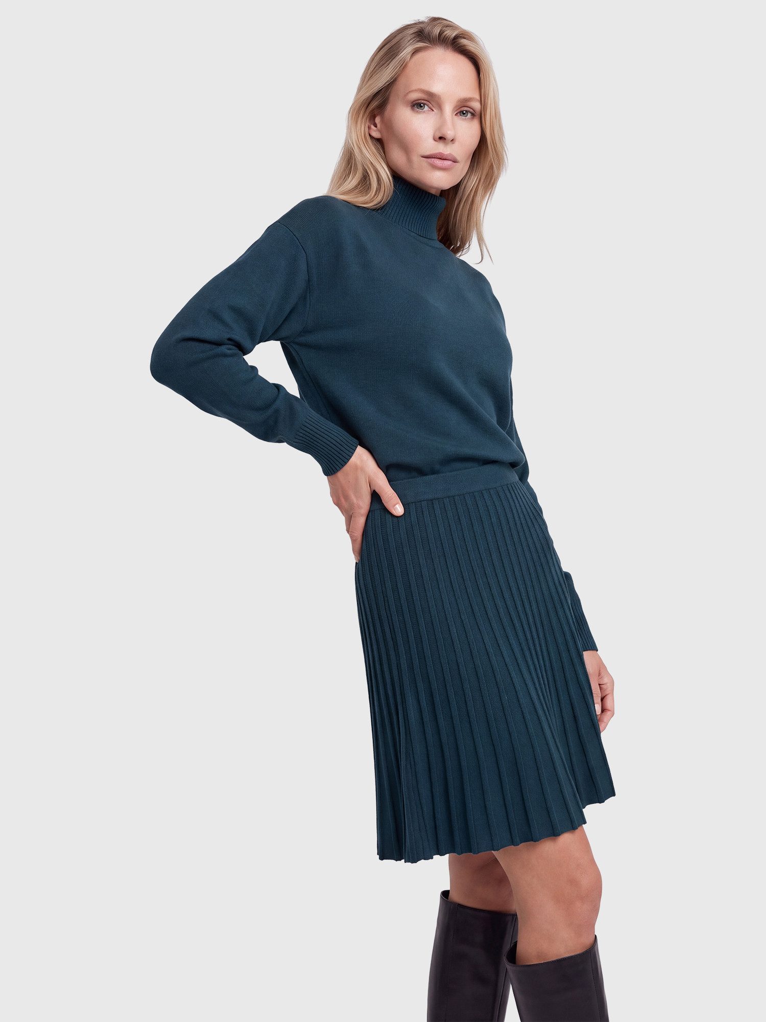 Apart Strickkleid mit Rollkragen und Faltenrock