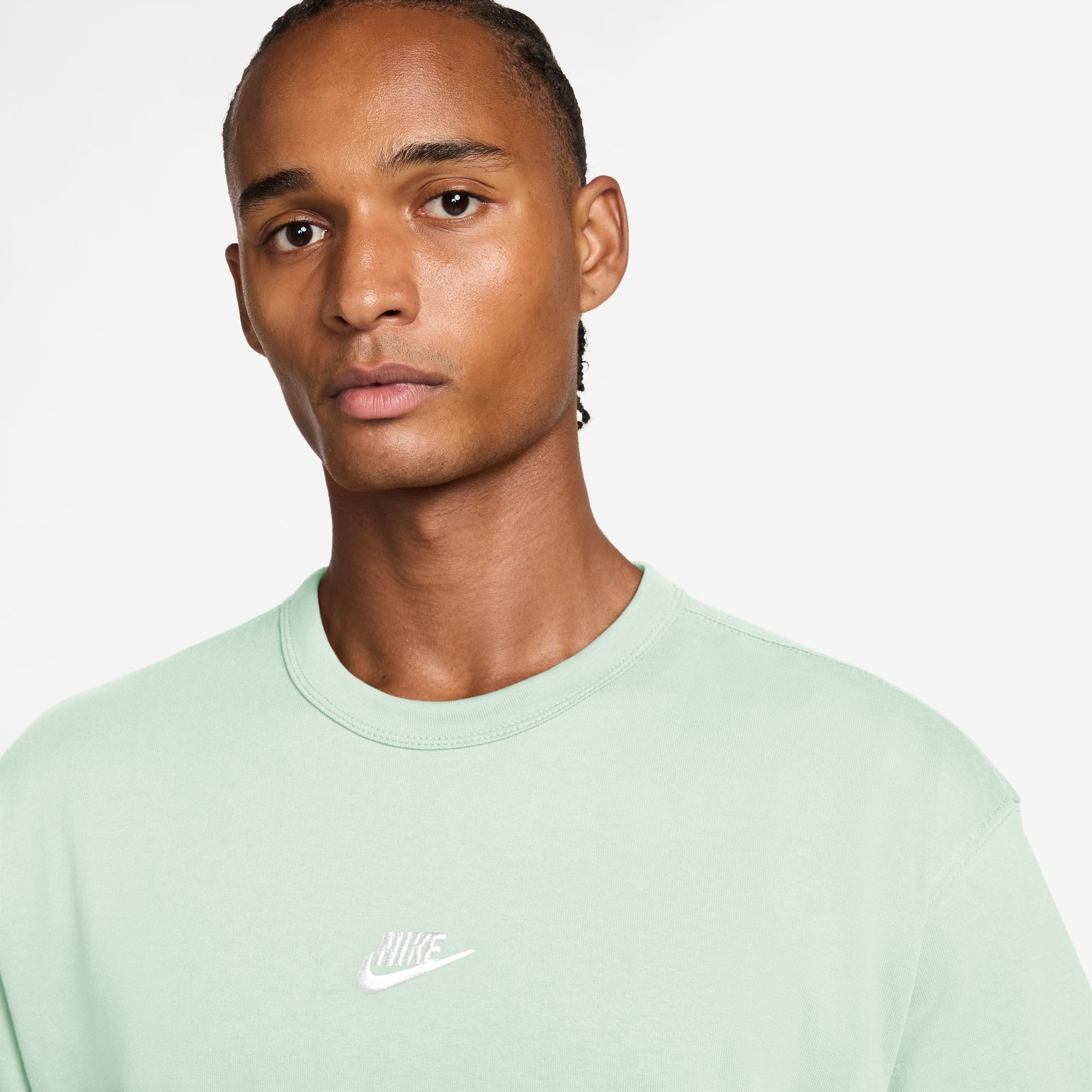 Nike Sportswear T-Shirt M NSW TEE LSE PREM ESS SUST aus Baumwolle, auch in großen Größen