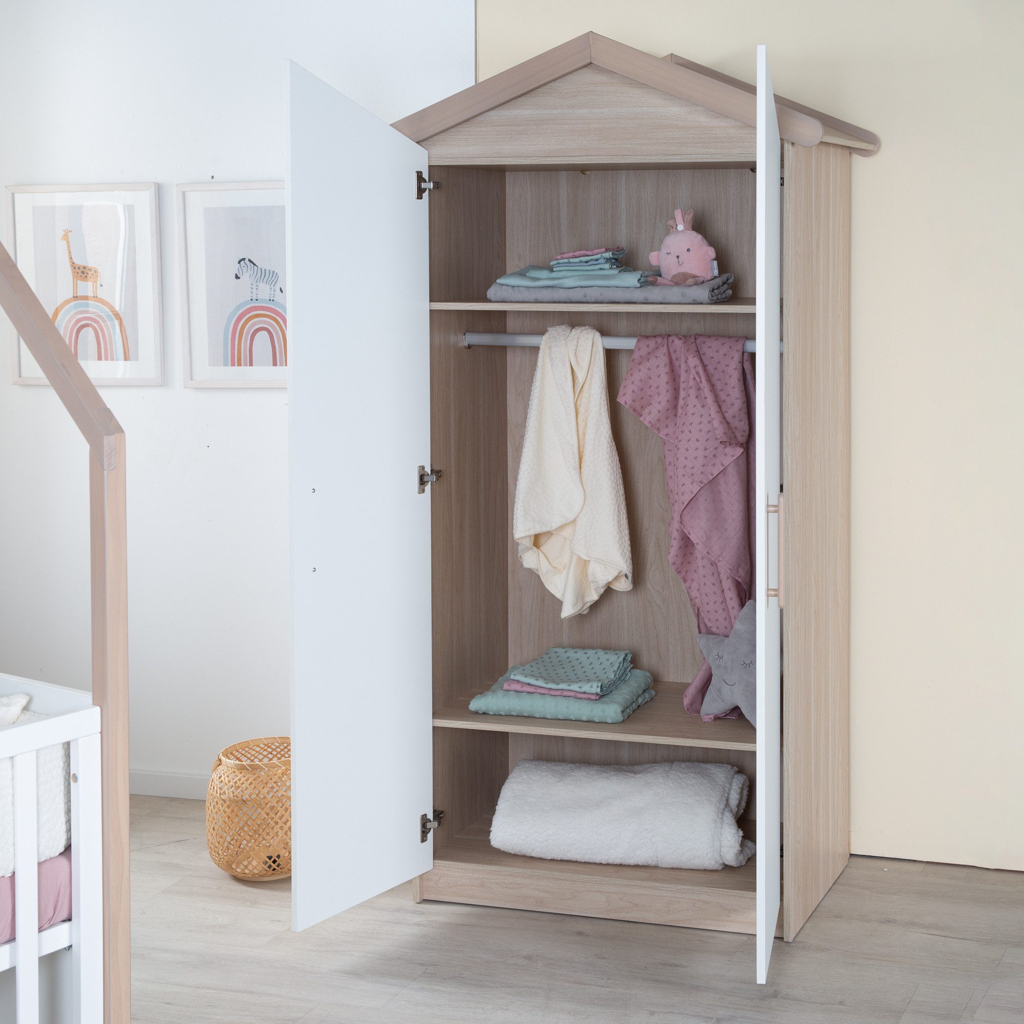 roba® Kinderkleiderschrank Cabane 2-türig in Hausoptik - Schrank für Kinderzimmer Hochwertige Griffe aus massivem Holz - In Weiß / Eichen-Dekor