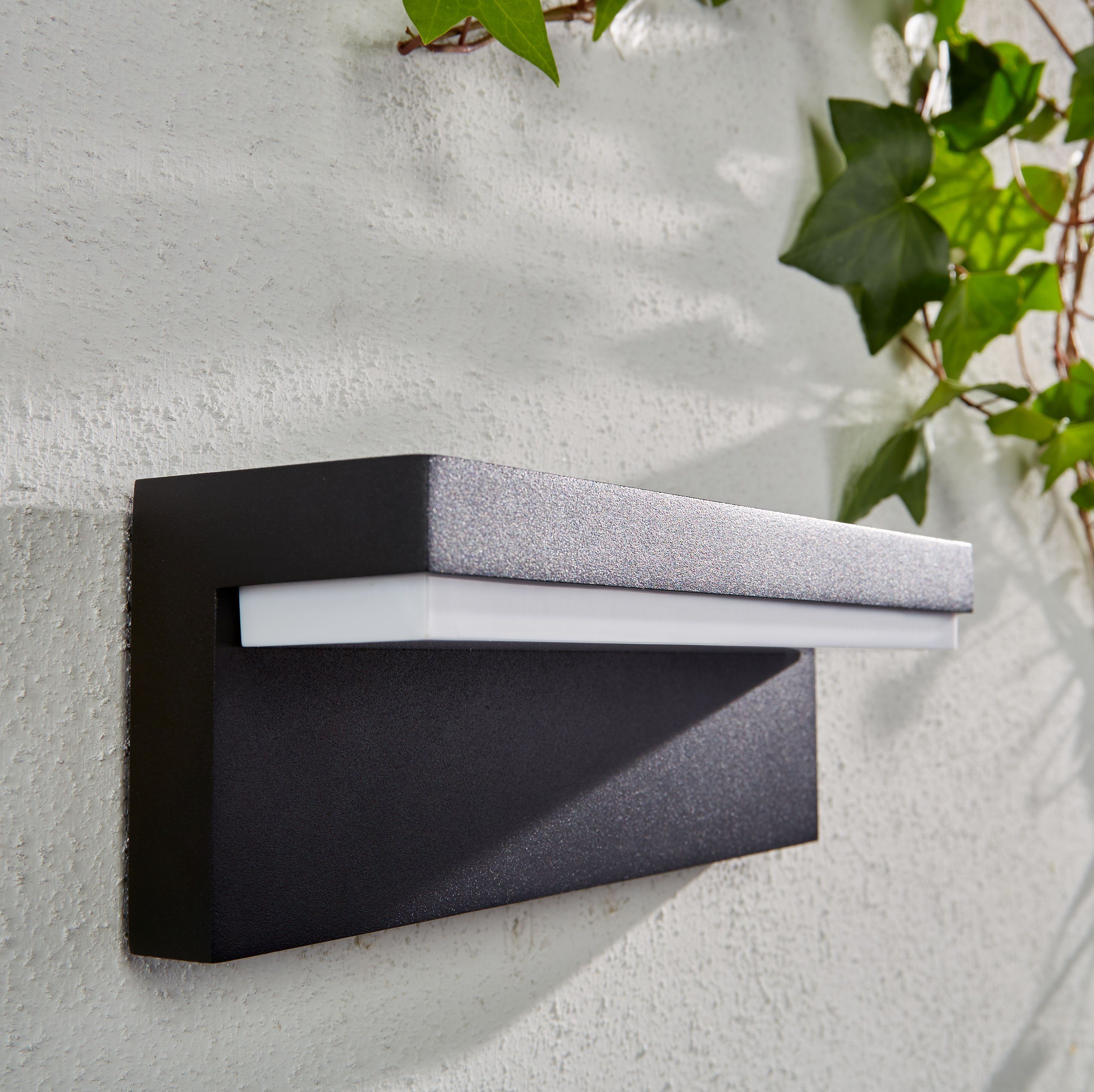 Philips Hue LED Wandleuchte Nyro, Smart Home, LED fest integriert, Farbwechsler, Bridge erforderlich, IP44, Hochvolt-System, LED integriert