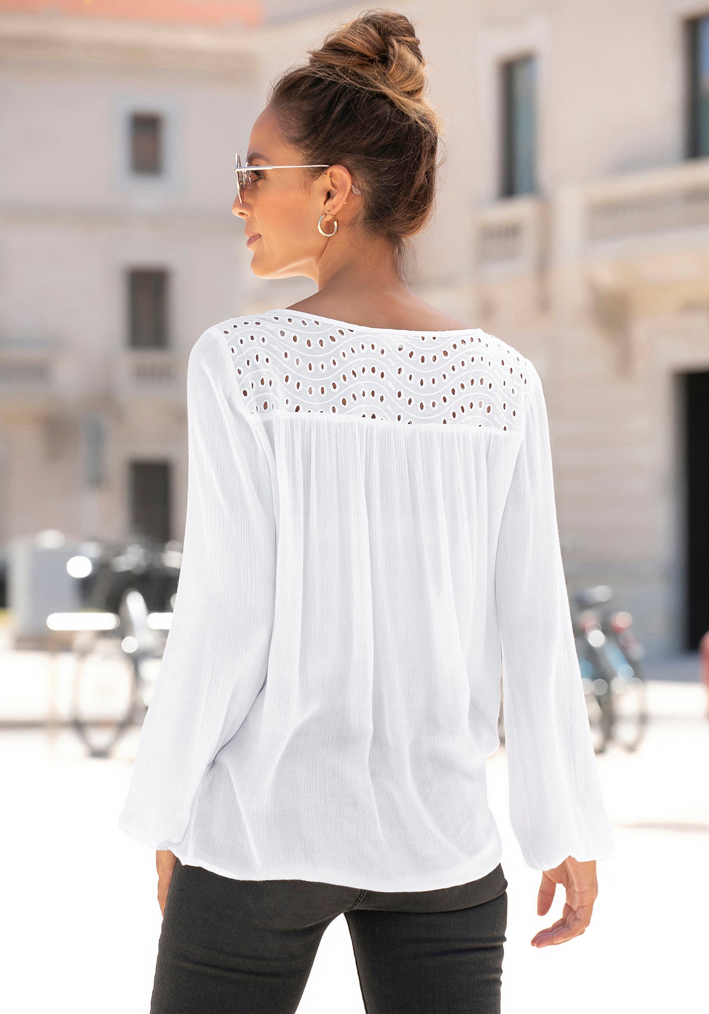 LASCANA Crepebluse mit Lochstickerei, Damenbluse, lockere Passform