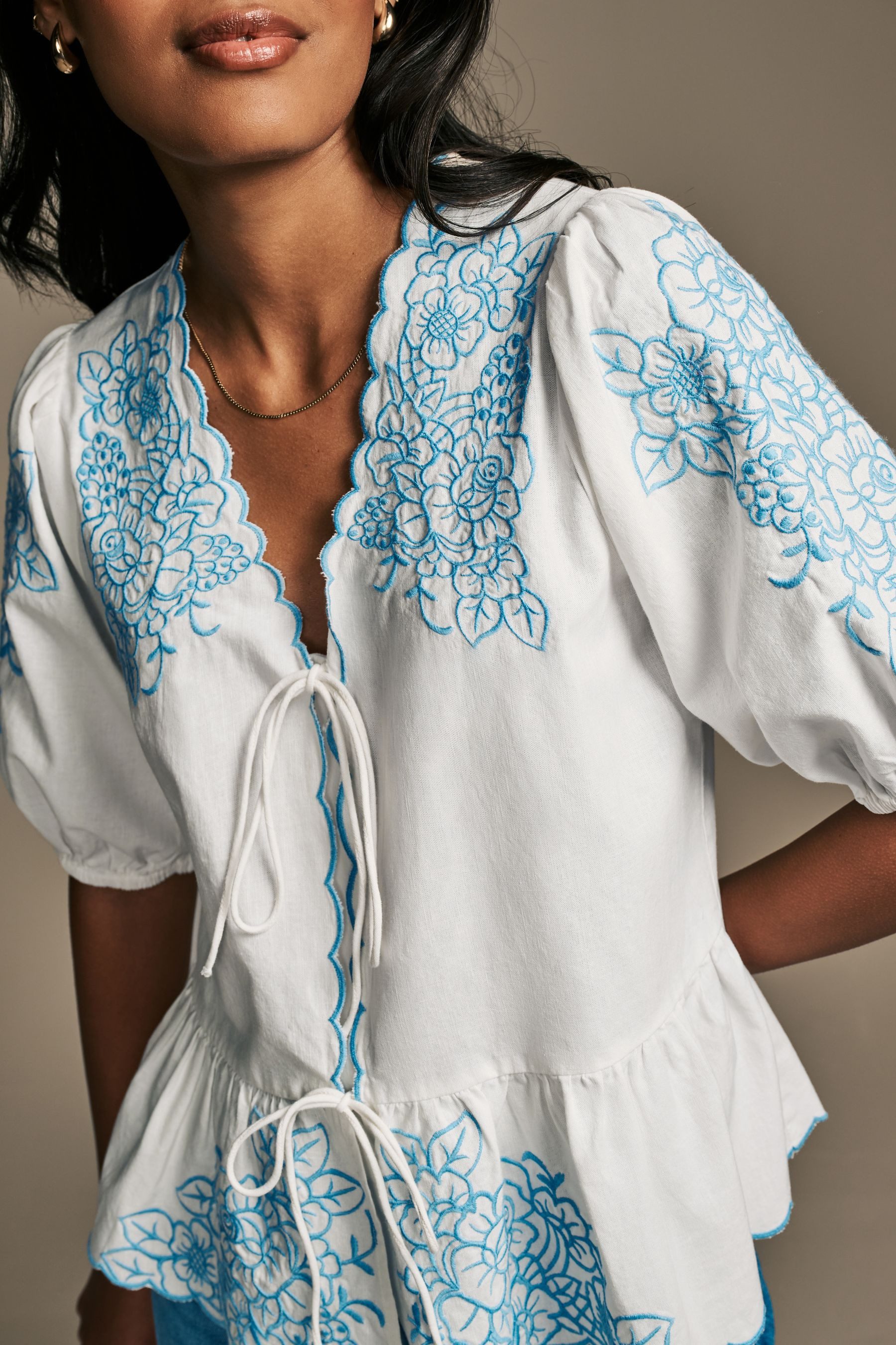 LAURA ASHLEY Blusenshirt Laura Ashley Bluse mit Stickerei + Bindeschleife (1-tlg) – Bild 3 von 4