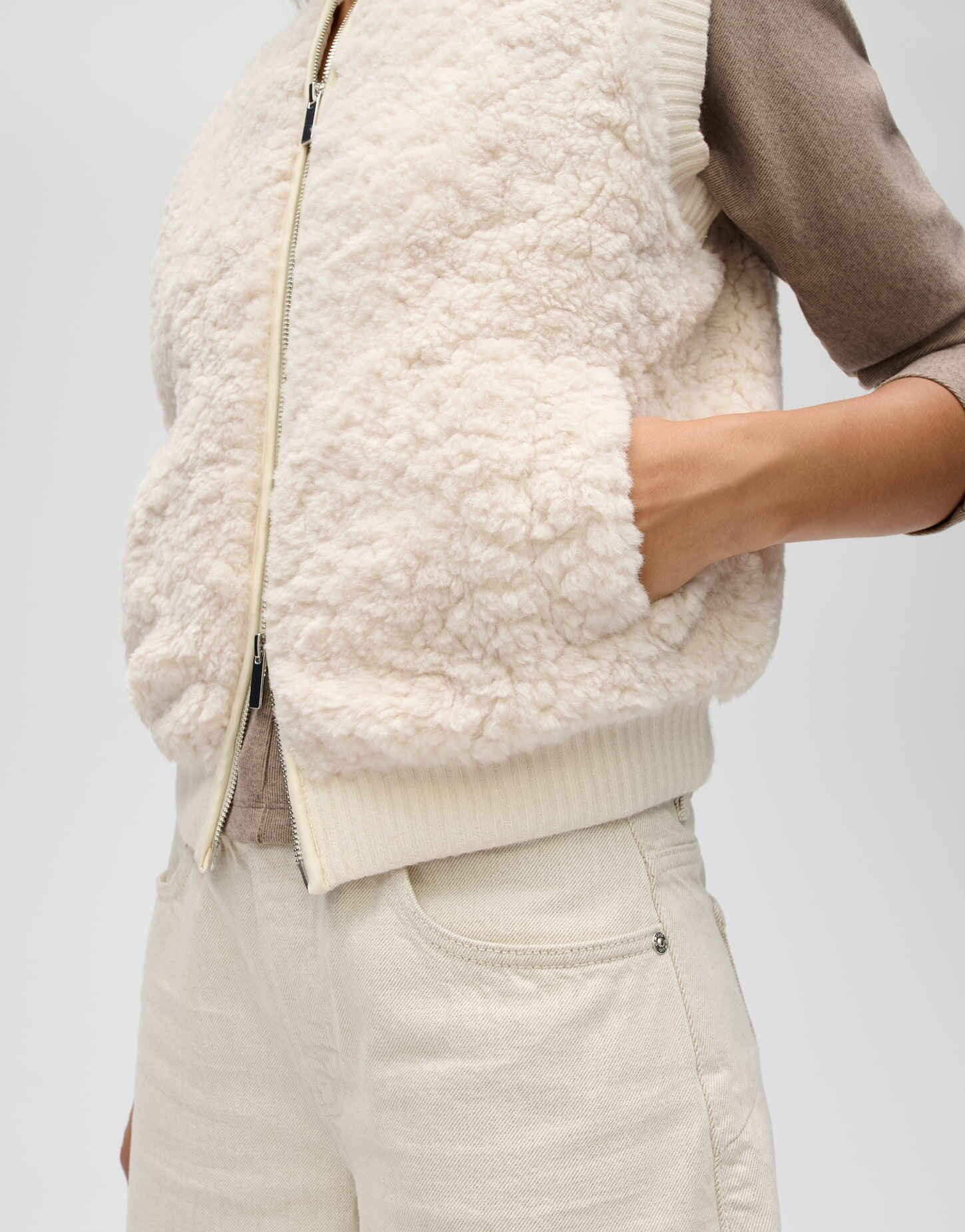 OPUS Sweatweste Gaste aus Teddyfell mit Blousonkragen Verkürzte, gerade Silhouette aus flauschigem Teddyfell – Bild 5 von 5