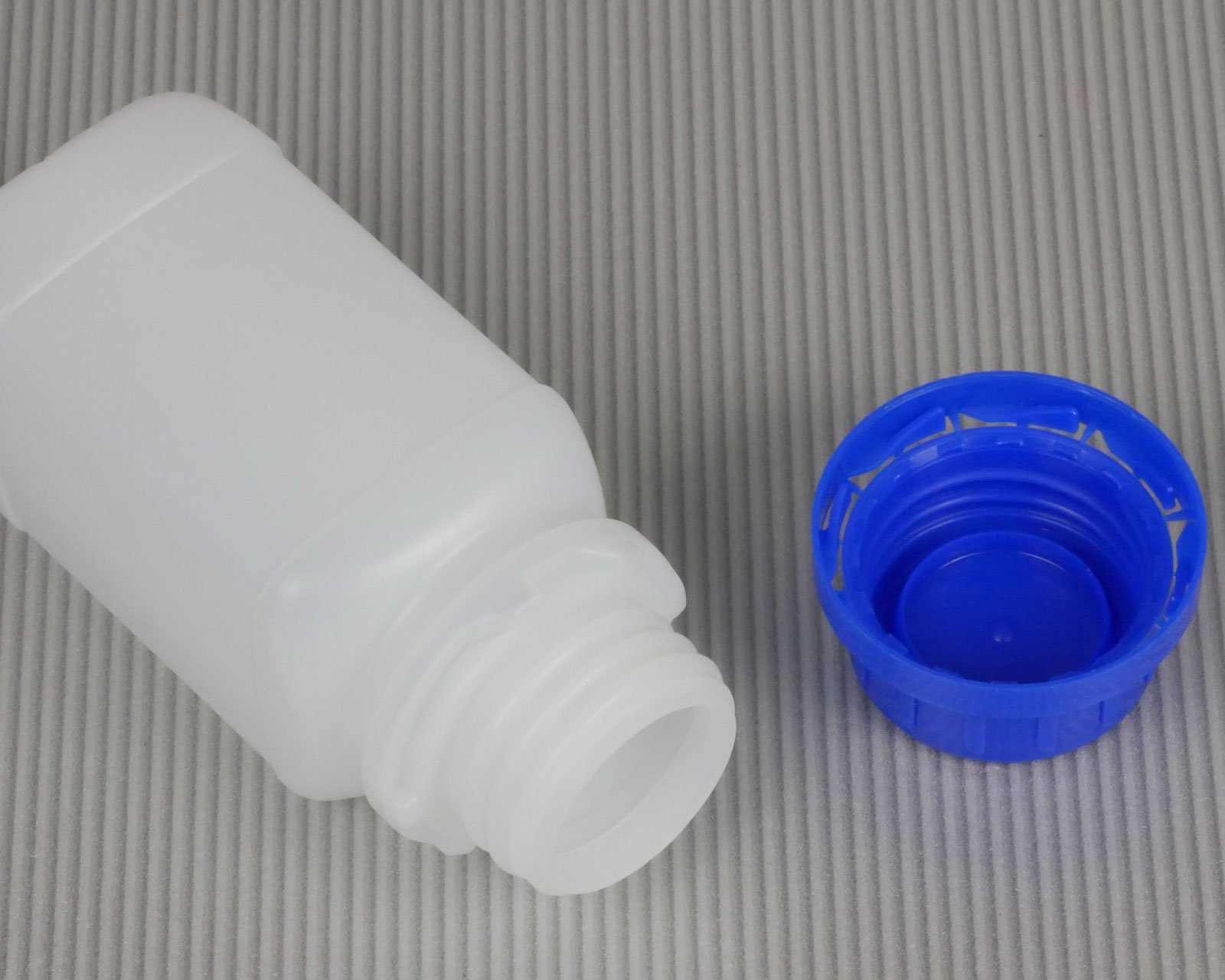 vierkant, (5 ml OCTOPUS Kanister naturfarben, 100 Weithals-Flasche mit St) blauem Deckel, 5x