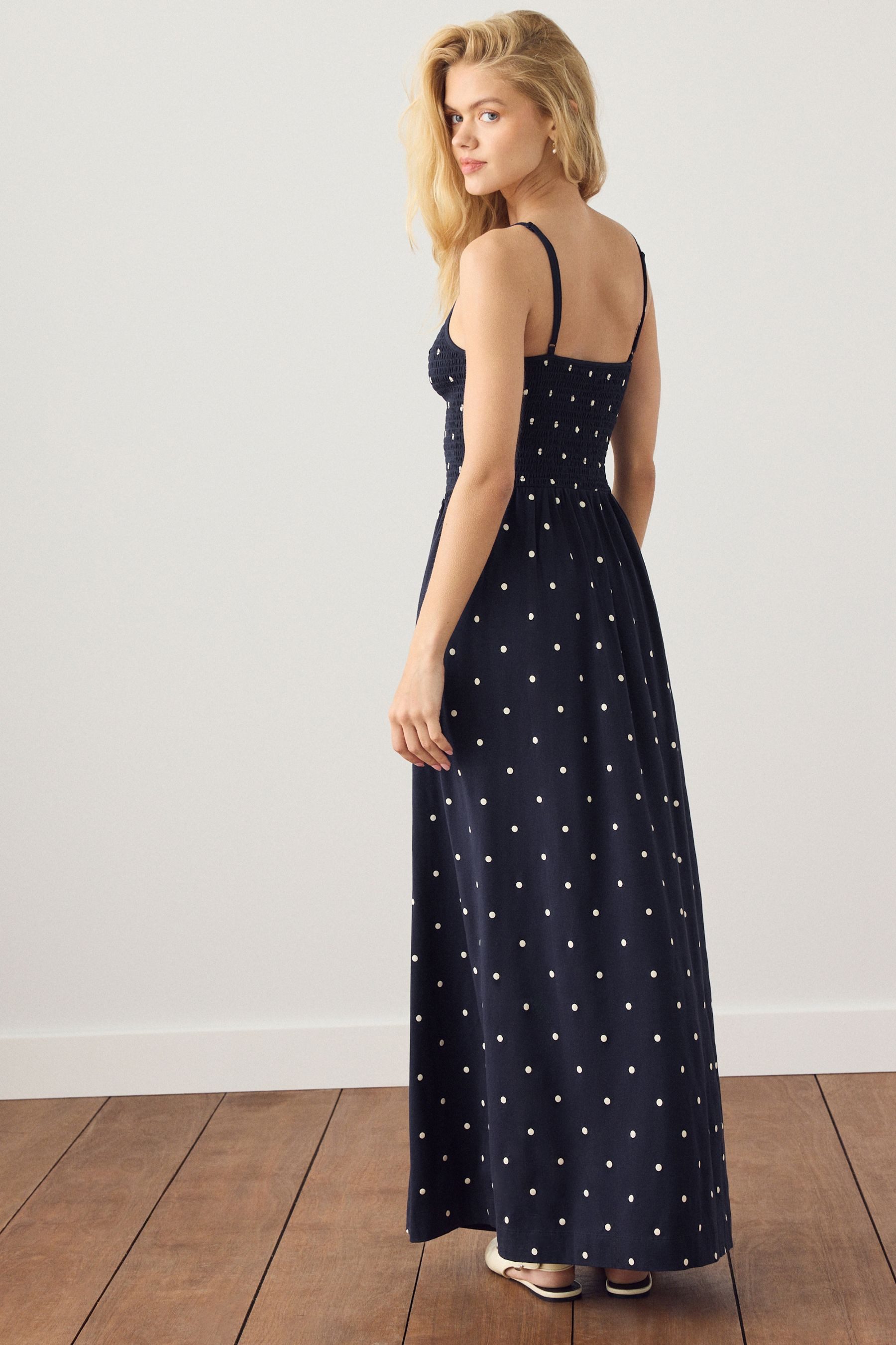 Next Maxikleid Gerafftes Maxi-Trägerkleid mit eckigem Ausschnitt (1-tlg)