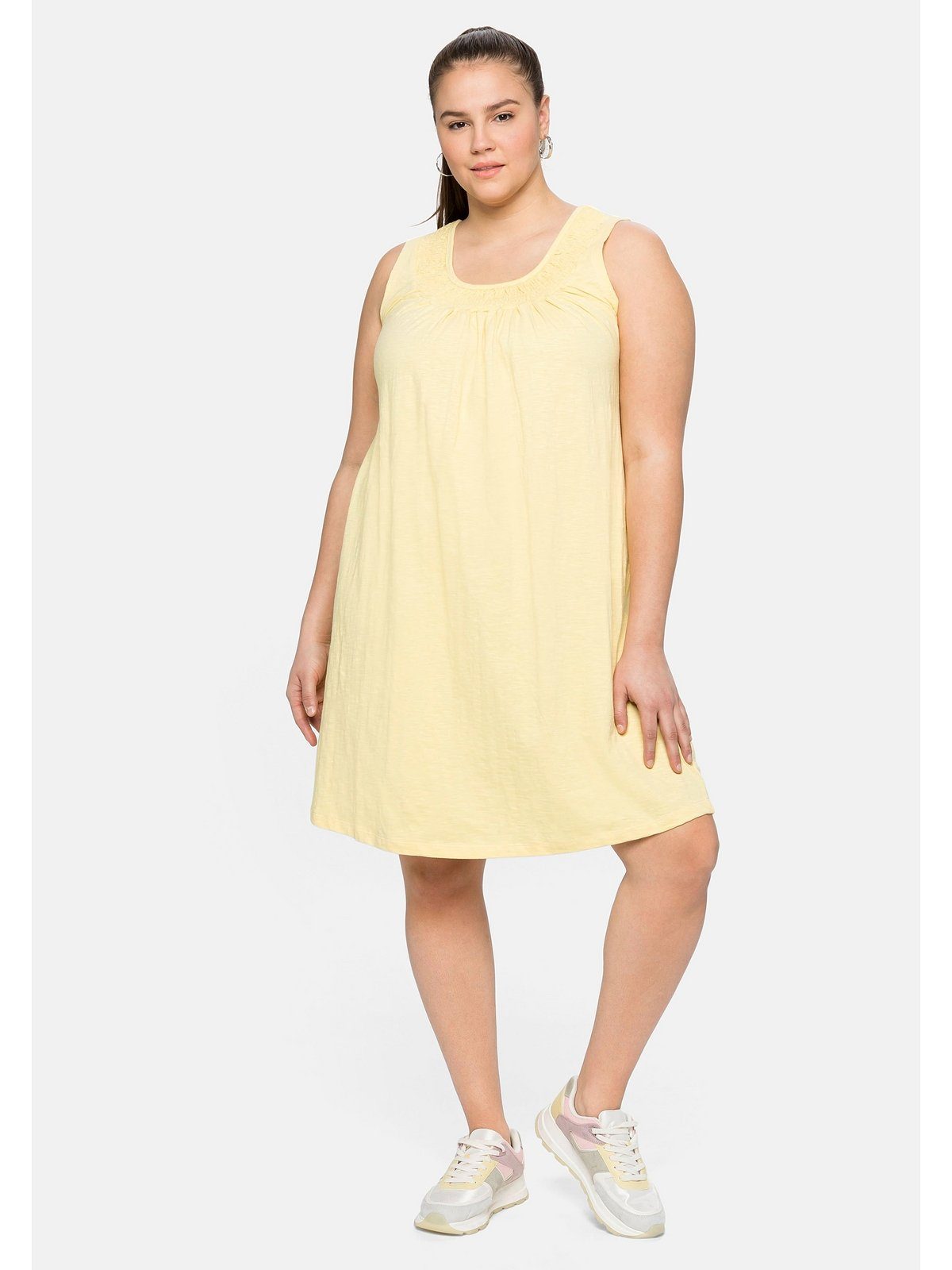 Sheego Jerseykleid Große Größen mit Smok-Einsatz. Reduzierter Preis € 12,99. Unverbindliche Preisempfehlung € 25,99