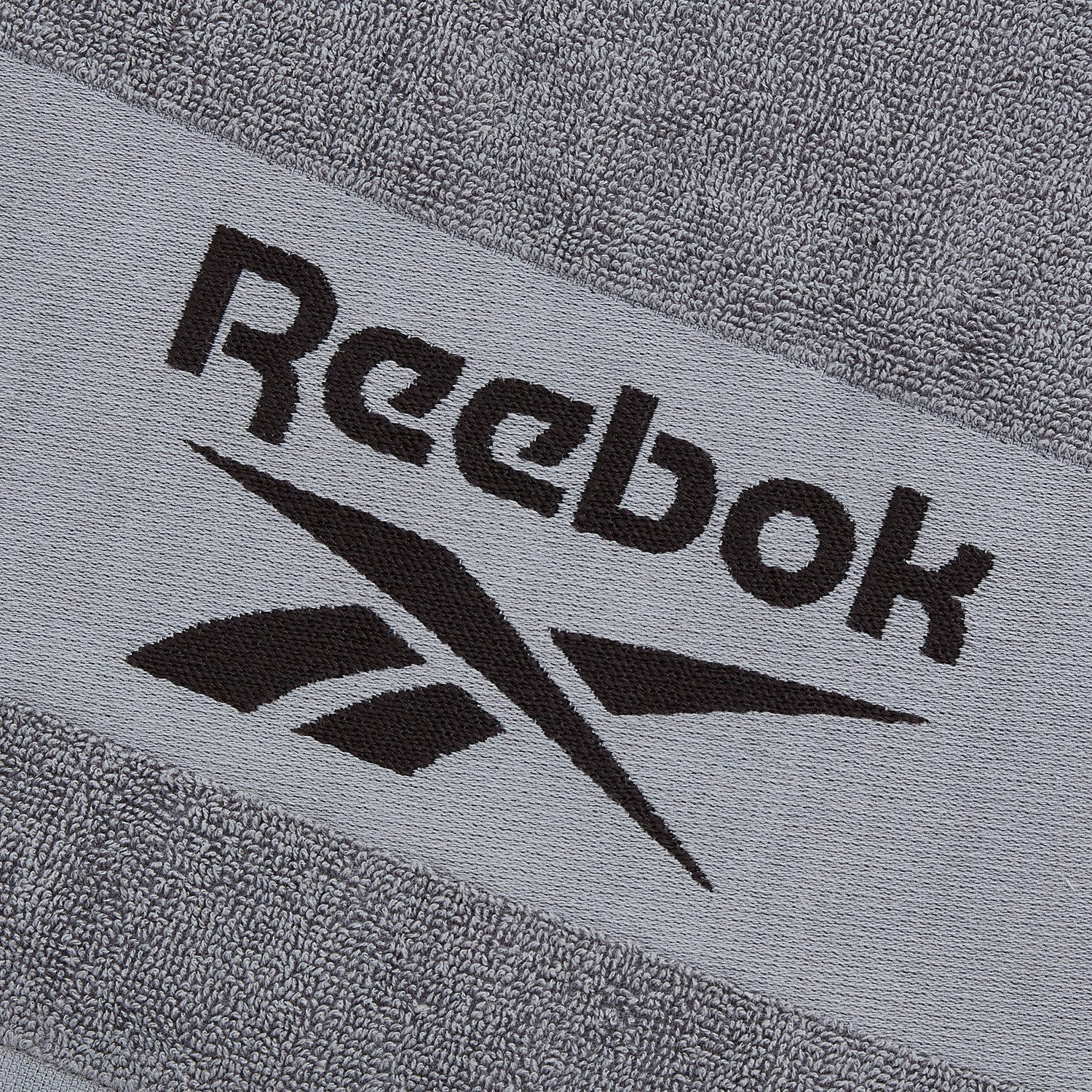 Reebok Sporthandtuch, (1-St), Das markante Reebok-Logo setzt einen sportlichen Akzent.