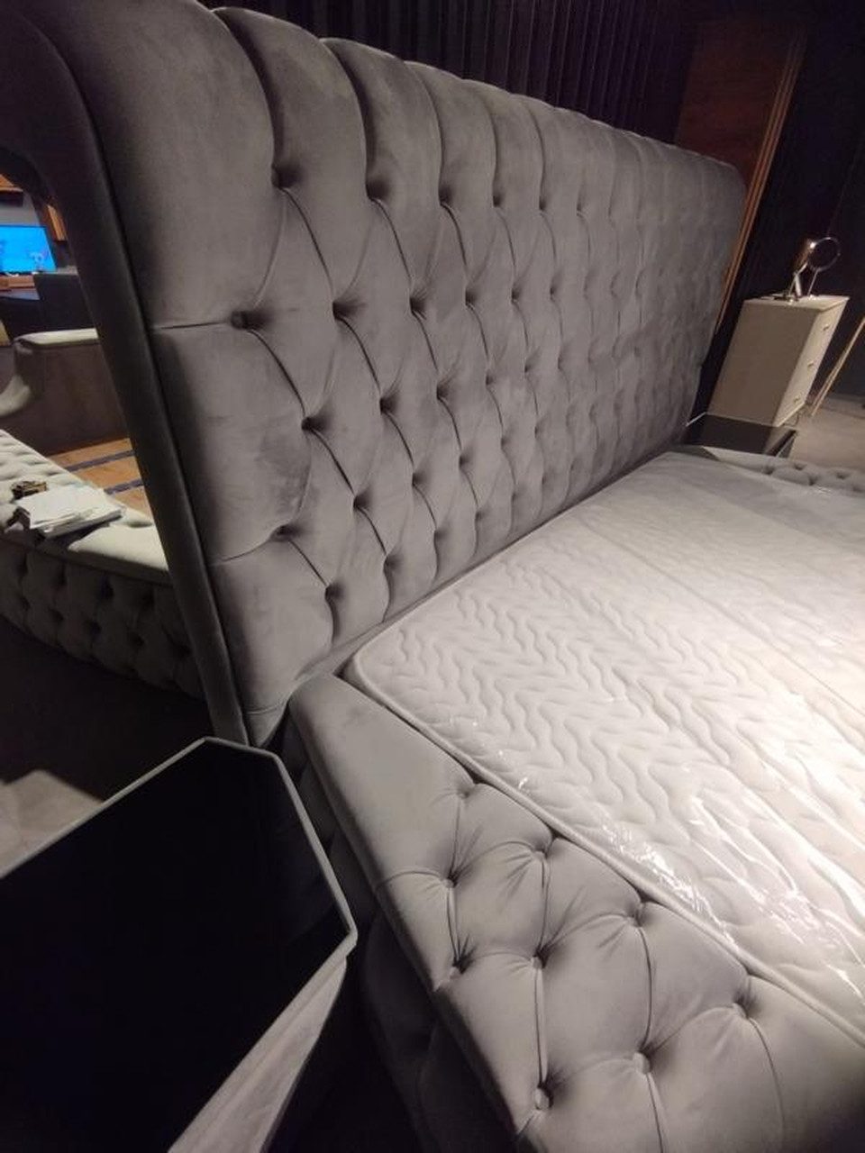JVmoebel Schlafzimmer-Set Chesterfield Bett mit Nachttischen in luxuriösem Design, (3-tlg., Bett/2x Nachttische), Made in Europa