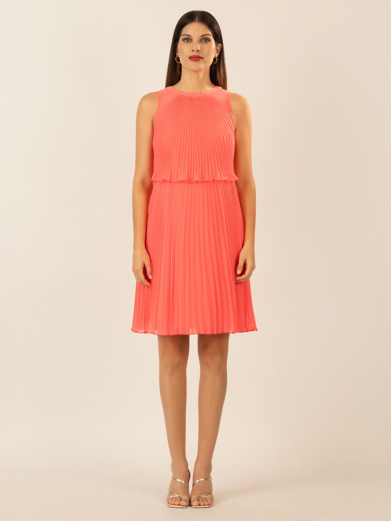 Apart Cocktailkleid mit rundem Ausschnitt und schmalem, sichtbaren Halsring