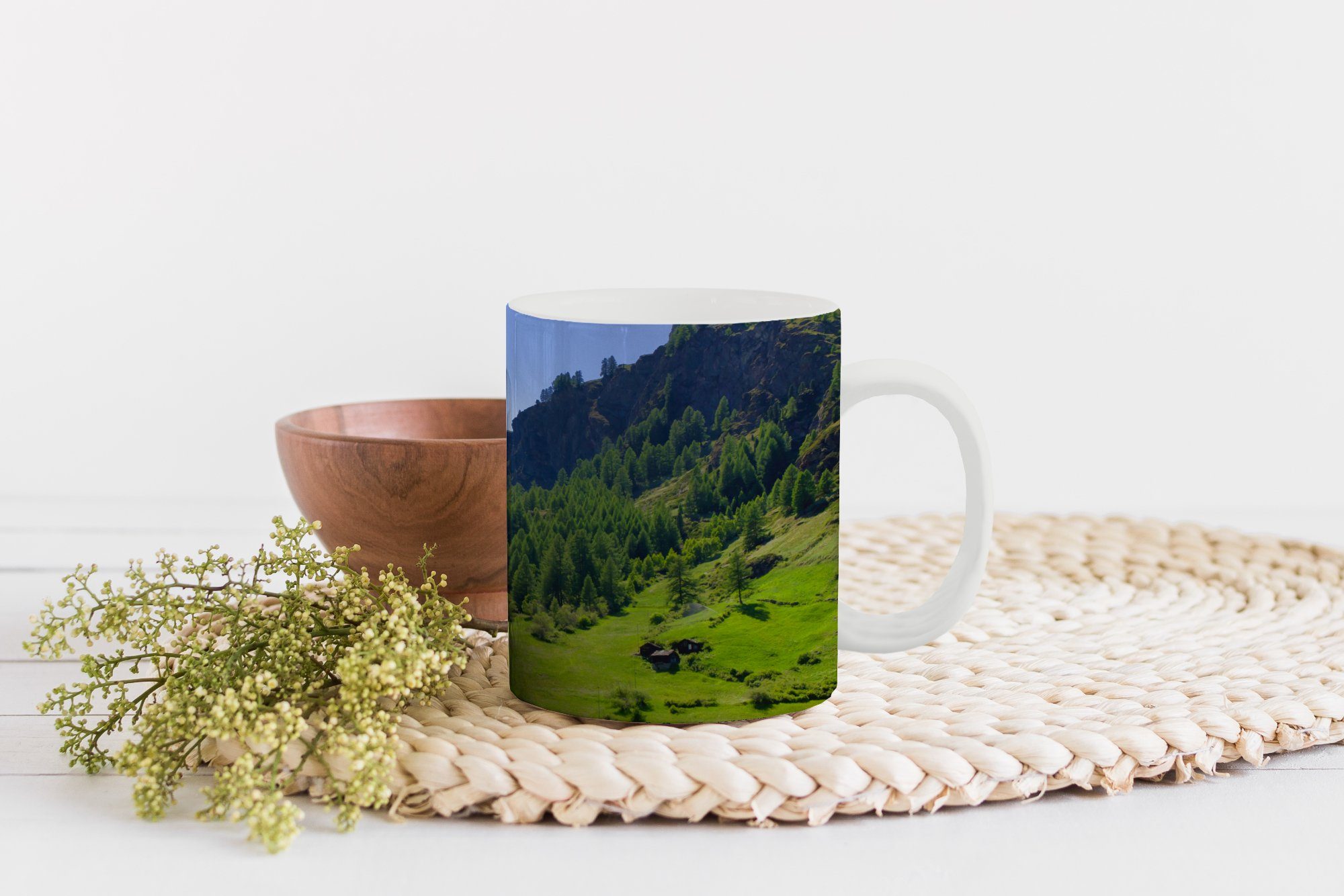 MuchoWow Tasse Schweizer Alpen im grünen Keramik, Teetasse, Becher, Geschenk Kaffeetassen, Teetasse, Bäumen, mit Matterhorn