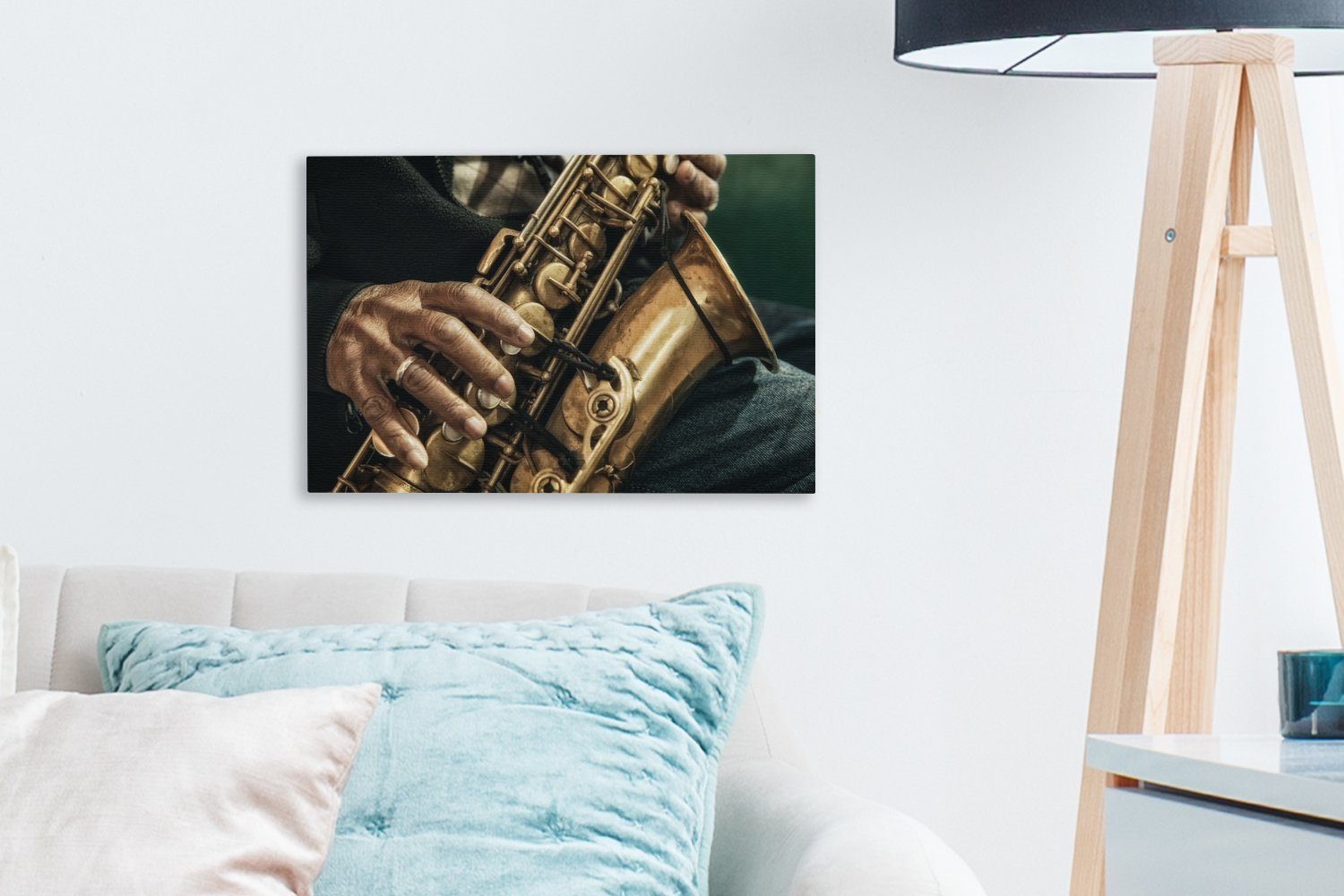 OneMillionCanvasses® Leinwandbild Nahaufnahme St), 30x20 Hand Wandbild Saxophon, Aufhängefertig, einer (1 Leinwandbilder, auf einem Wanddeko, cm