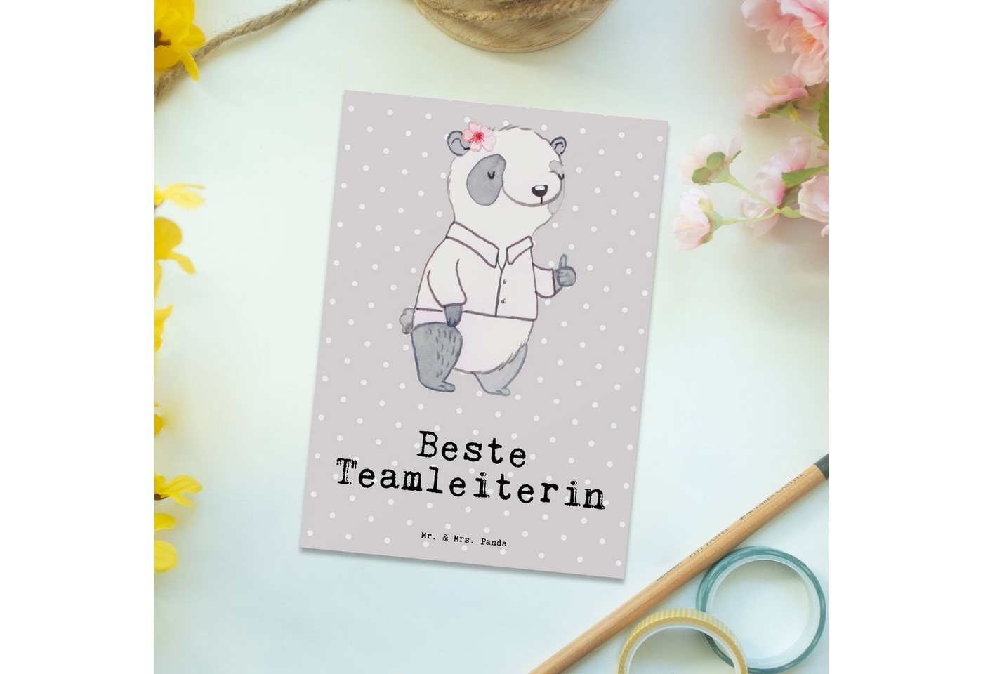 Thumbnail - Mr. & Mrs. Panda Postkarte Panda Beste Teamleiterin - Grau Pastell - Geschenk, Geschenktipp, Abs, Glücksmomente teilen