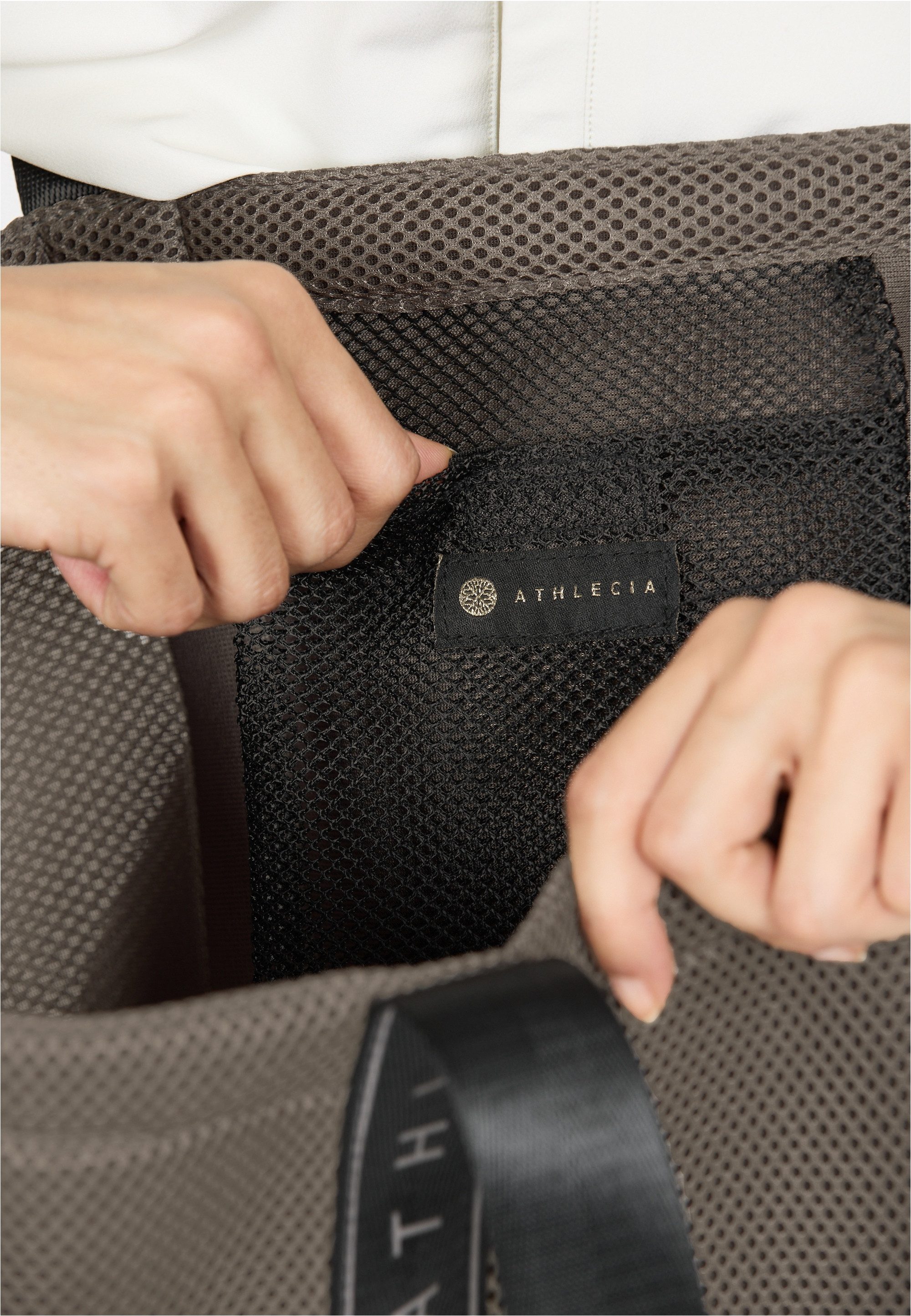 ATHLECIA Sporttasche Eshely, aus robustem, gewebtem Polyester