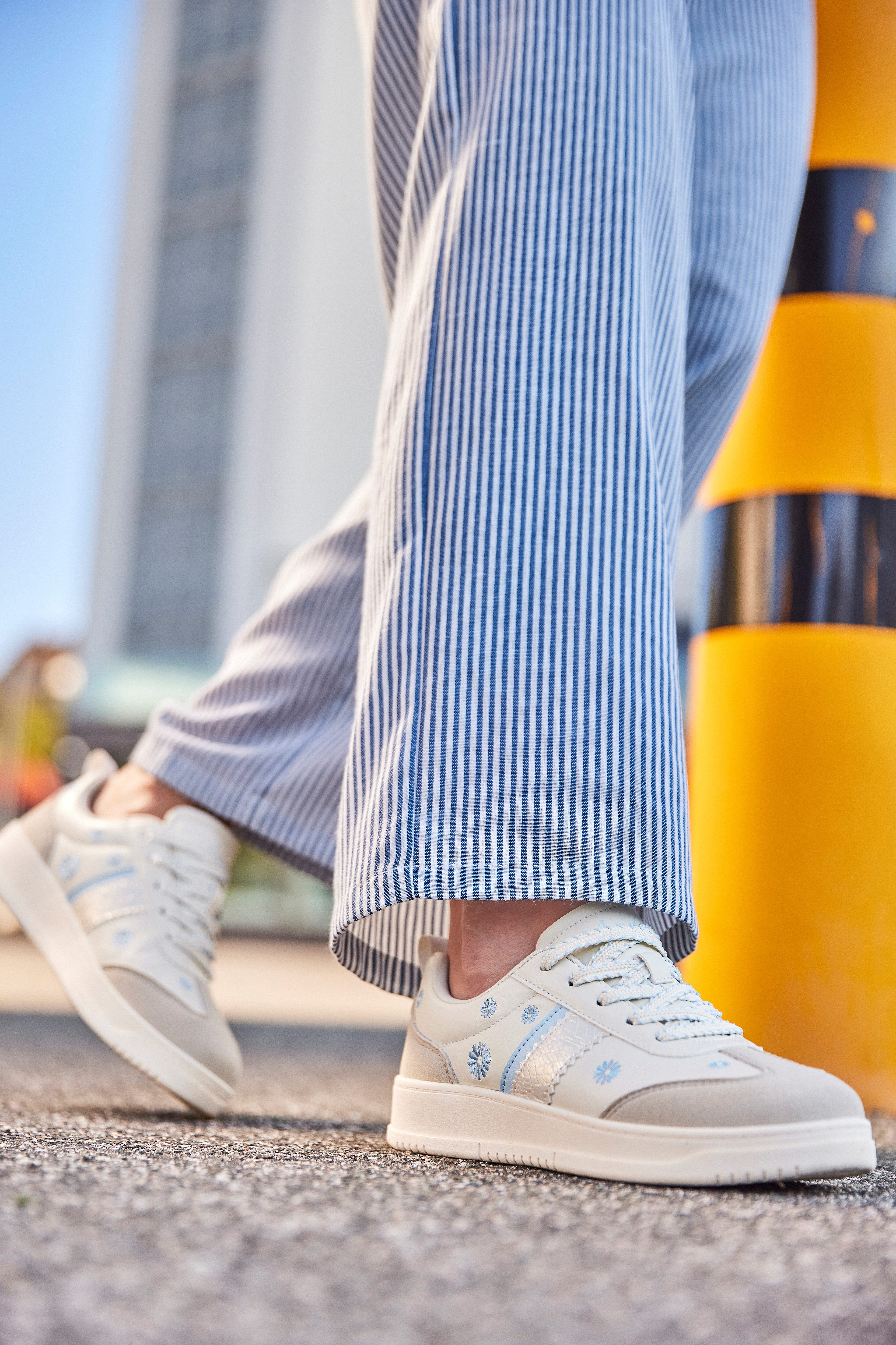 Aniston SHOES Plateausneaker Schnürschuh, Freizeitschuh mit Blumenstickerei - NEUE KOLLEKTION