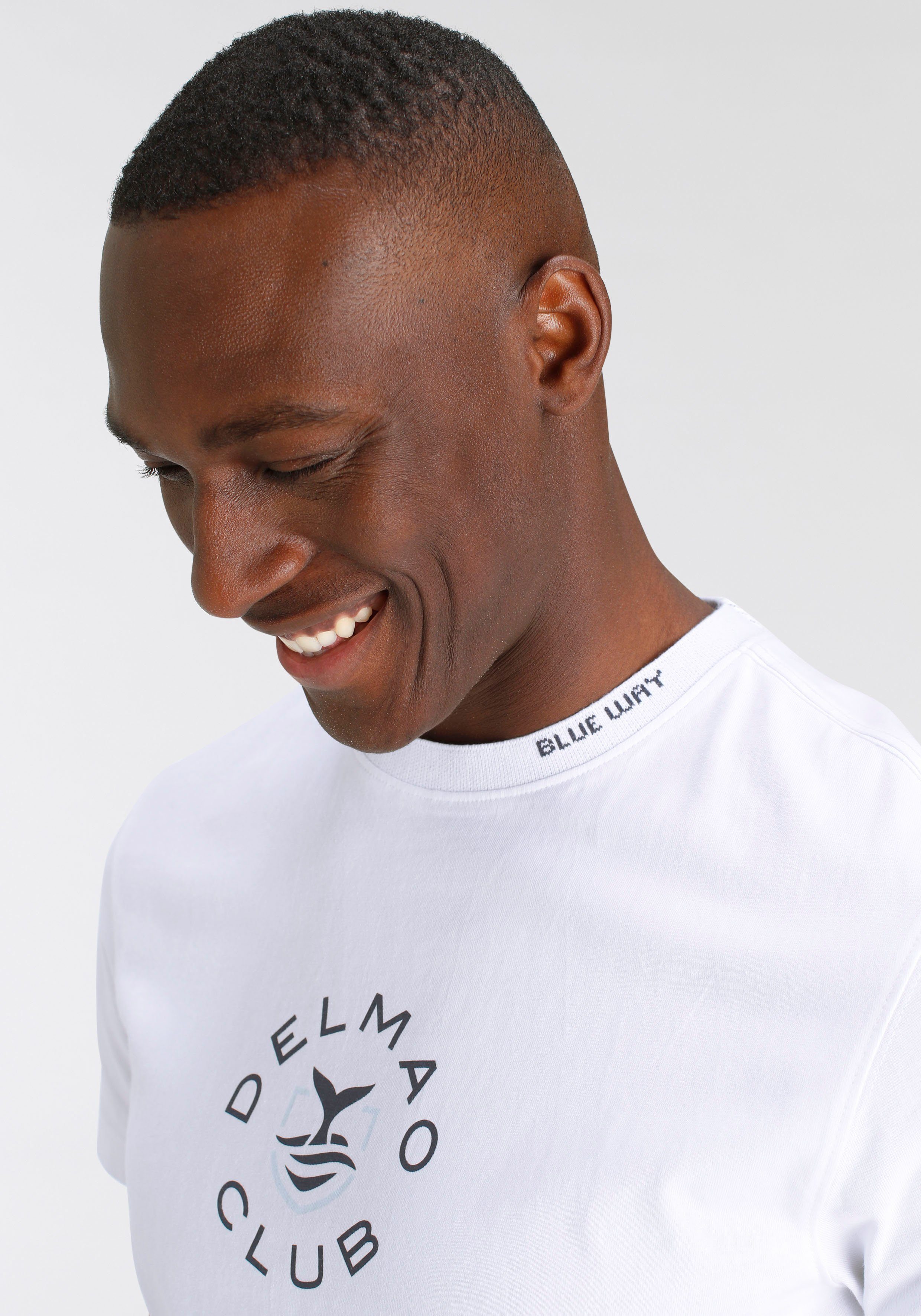 und Halsausschnitt-NEUE mit am MARKE! DELMAO Brustprint T-Shirt Schriftzug