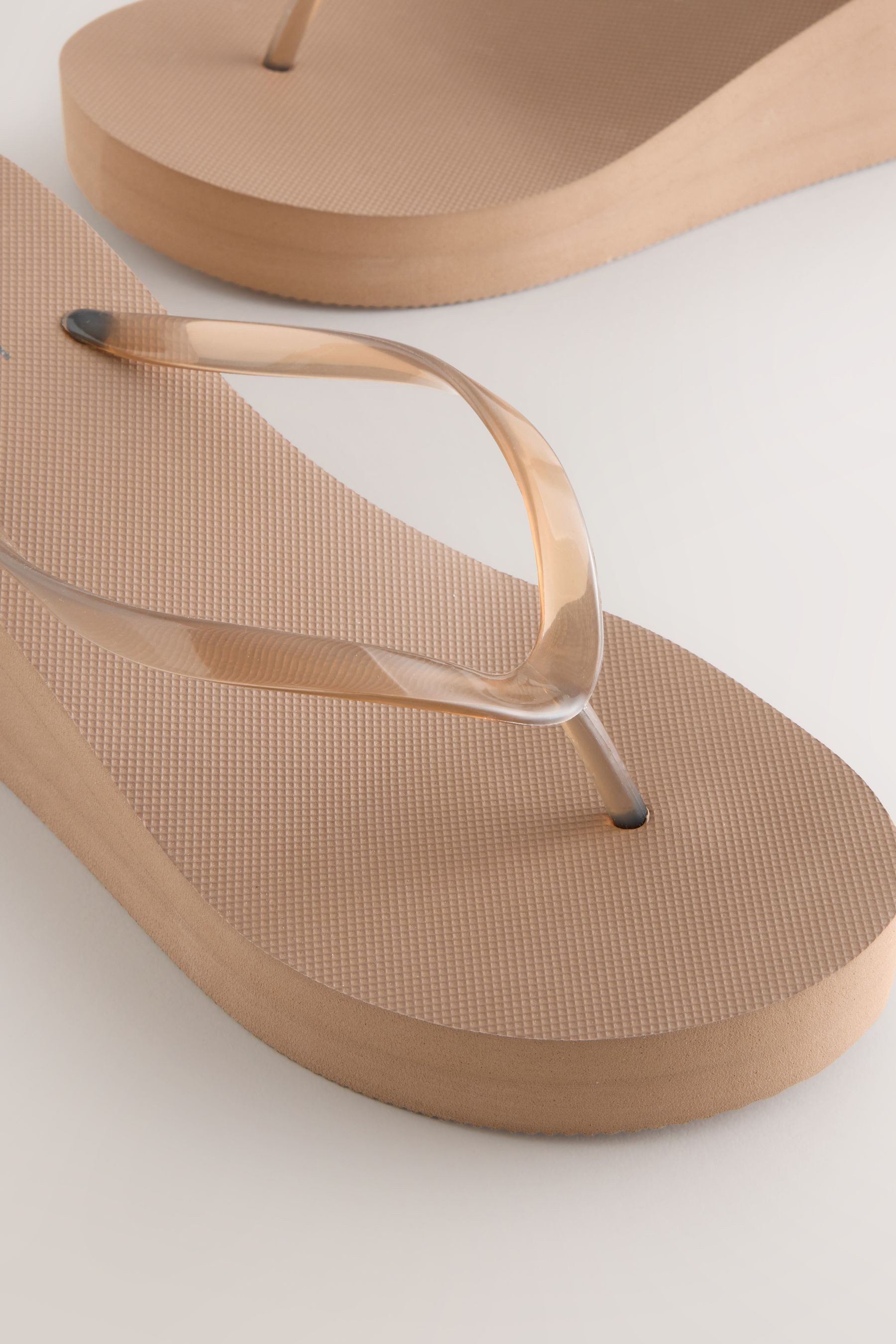 Next Zehentrenner mit Keilabsatz Keilsandalette – Bild 5 von 5