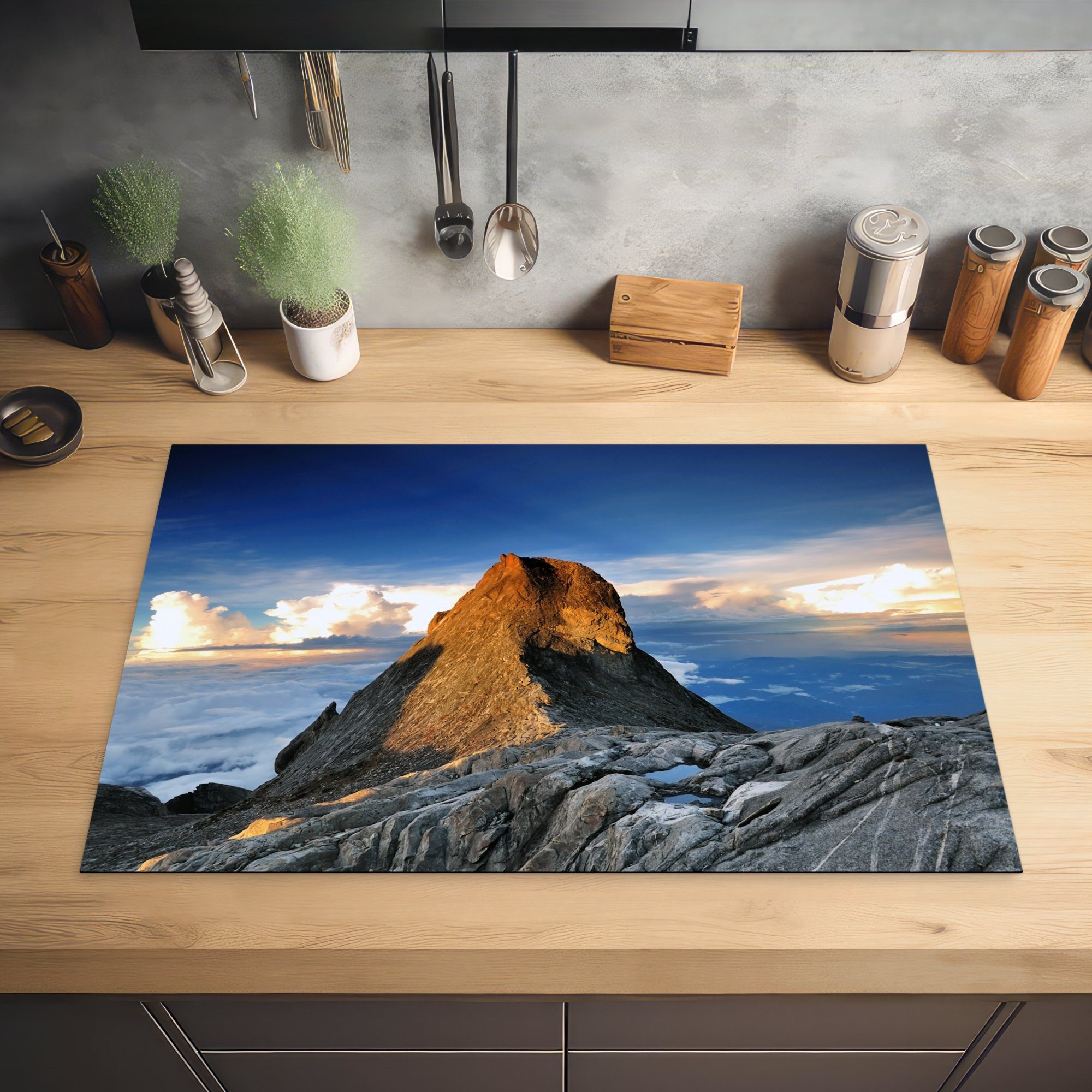 MuchoWow Herdblende-/Abdeckplatte Mount Kinabalu Induktionskochfeld - cm, Ceranfeldabdeckung (1 - für tlg), küche, Schutz Vinyl, die Wolken, 81x52 Spitze