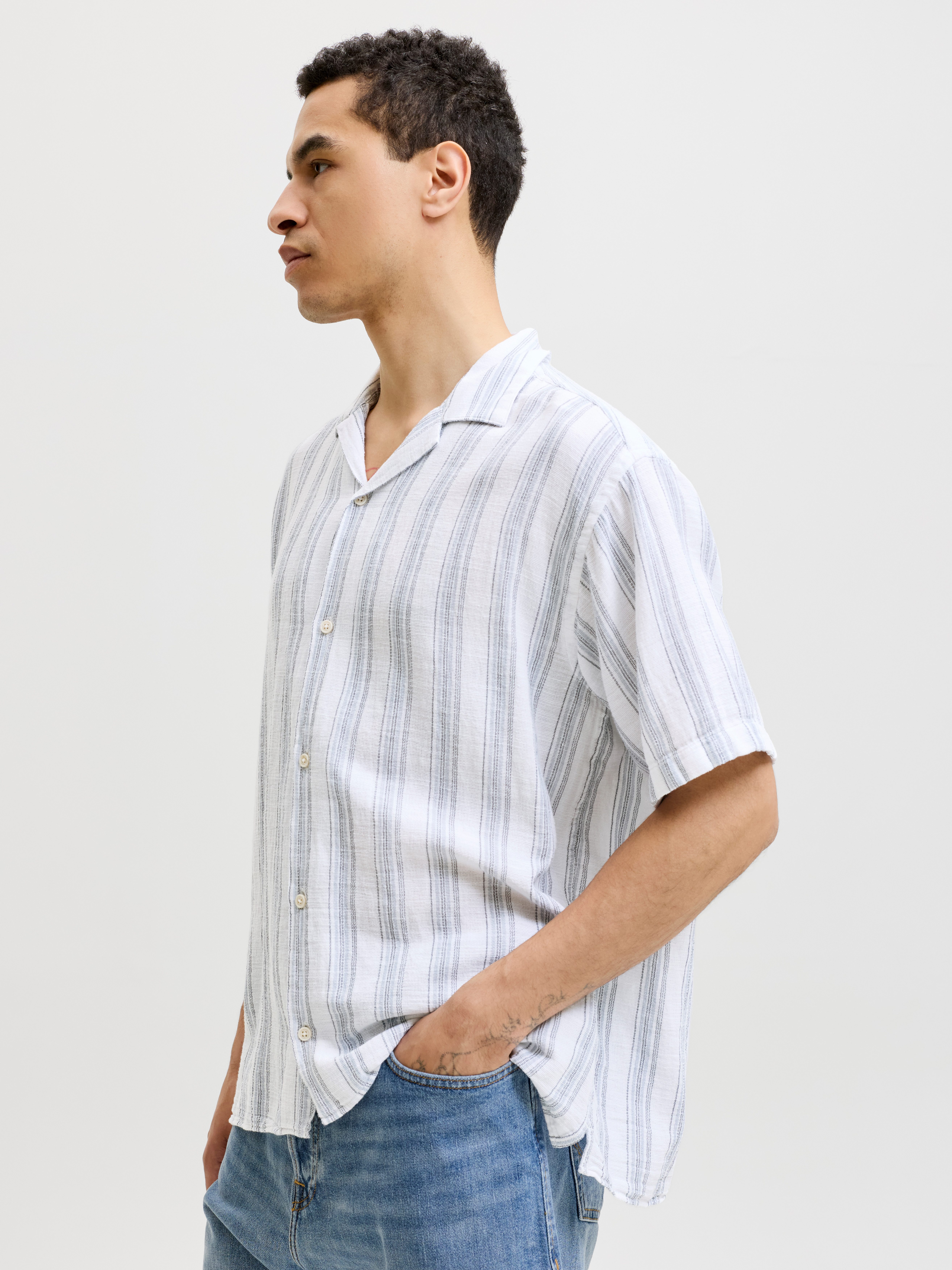 Jack & Jones Kurzarmhemd JJELIAM RESORT SHIRT SS SN Baumwolle, loose fit