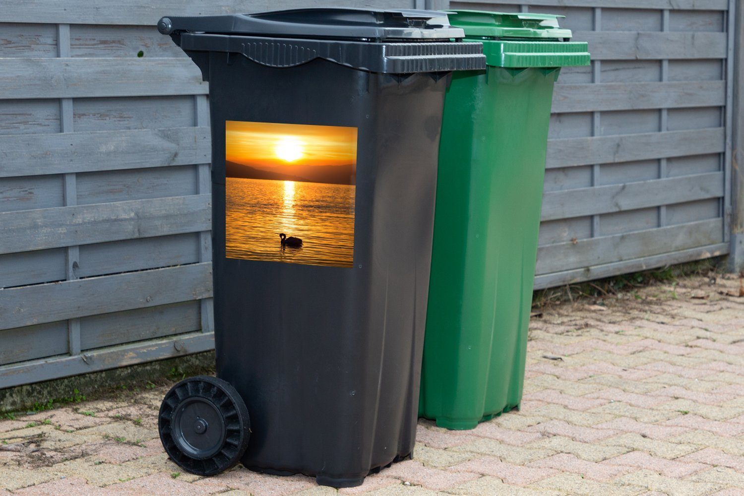 Schwan St), Sticker, Abfalbehälter Wandsticker (1 - Mülleimer-aufkleber, Mülltonne, Gold Container, - Sonnenuntergang MuchoWow