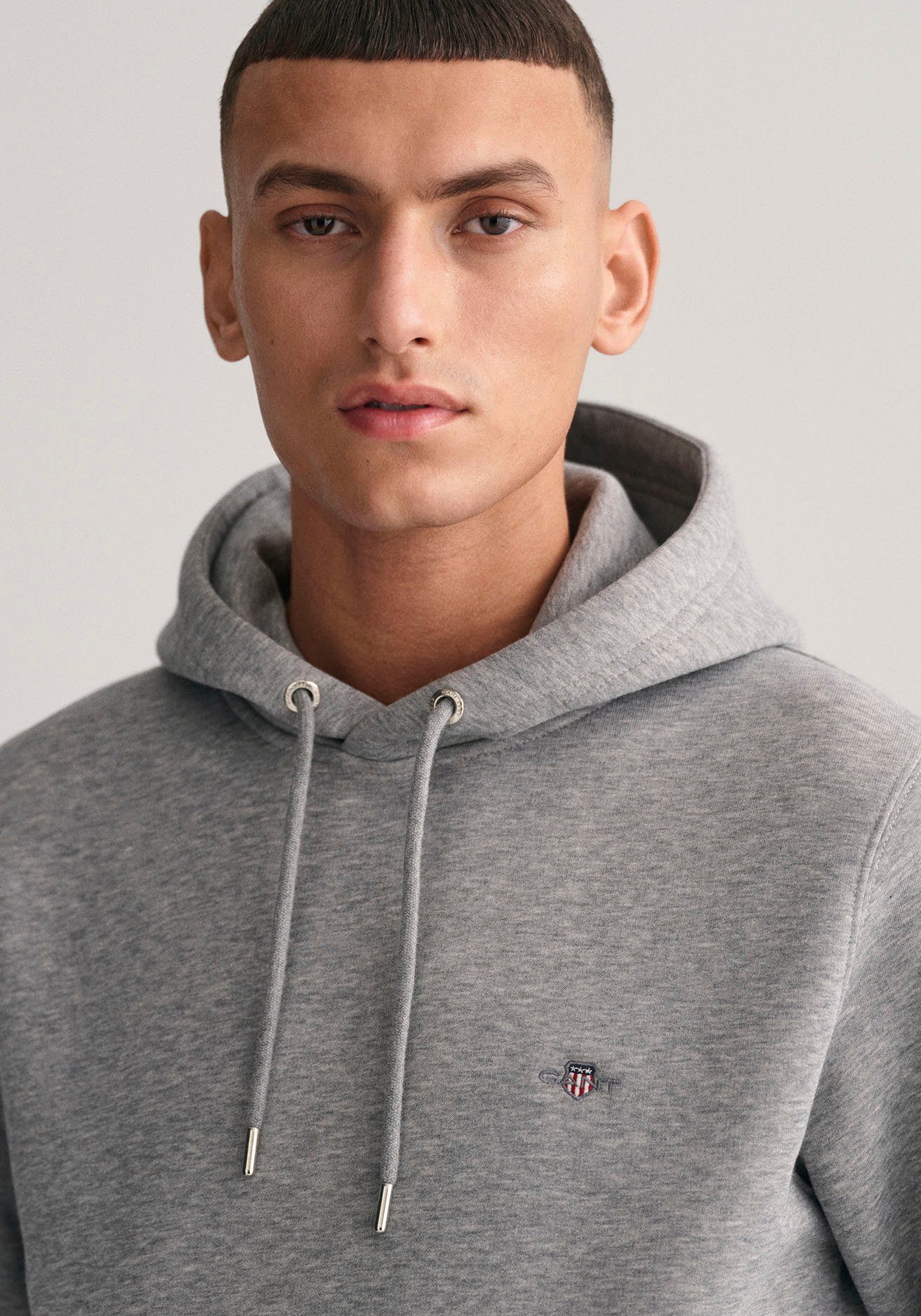 Gant Hoodie REG SHIELD HOODIE Logostickerei melange auf mit der Brust grey