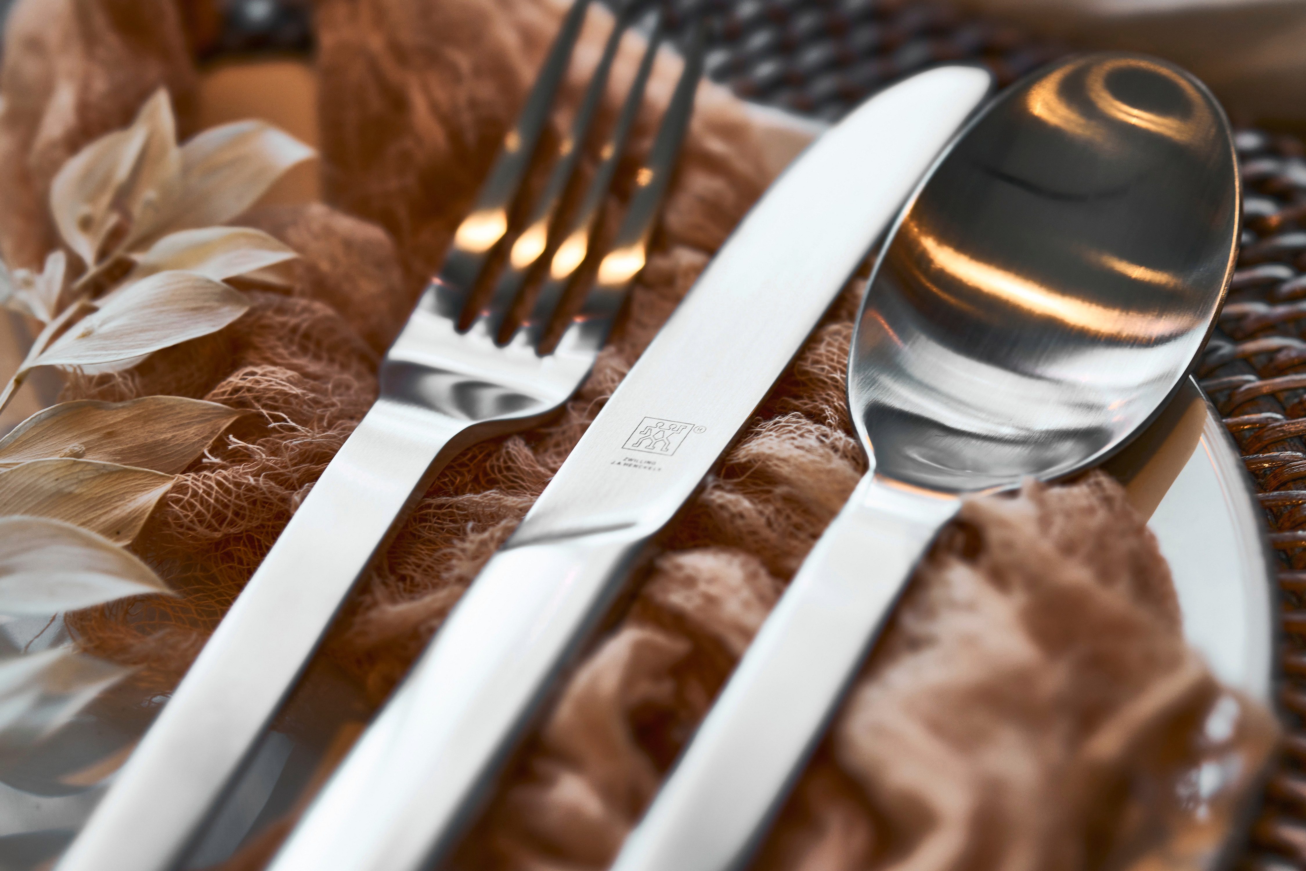 Zwilling Besteck-Set Minimale (72-tlg), 12 Personen, Edelstahl 18/10, Rostfrei, mattiert oder im Vintage Look (gehämmert)