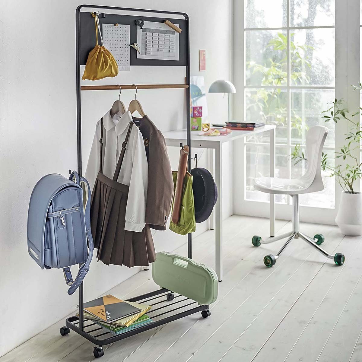 Yamazaki Garderobenständer "Tower" 68x135x29cm, Kleiderständer auf Rollen, für Kinderzimmer, mit Ablage, 135cm hoch
