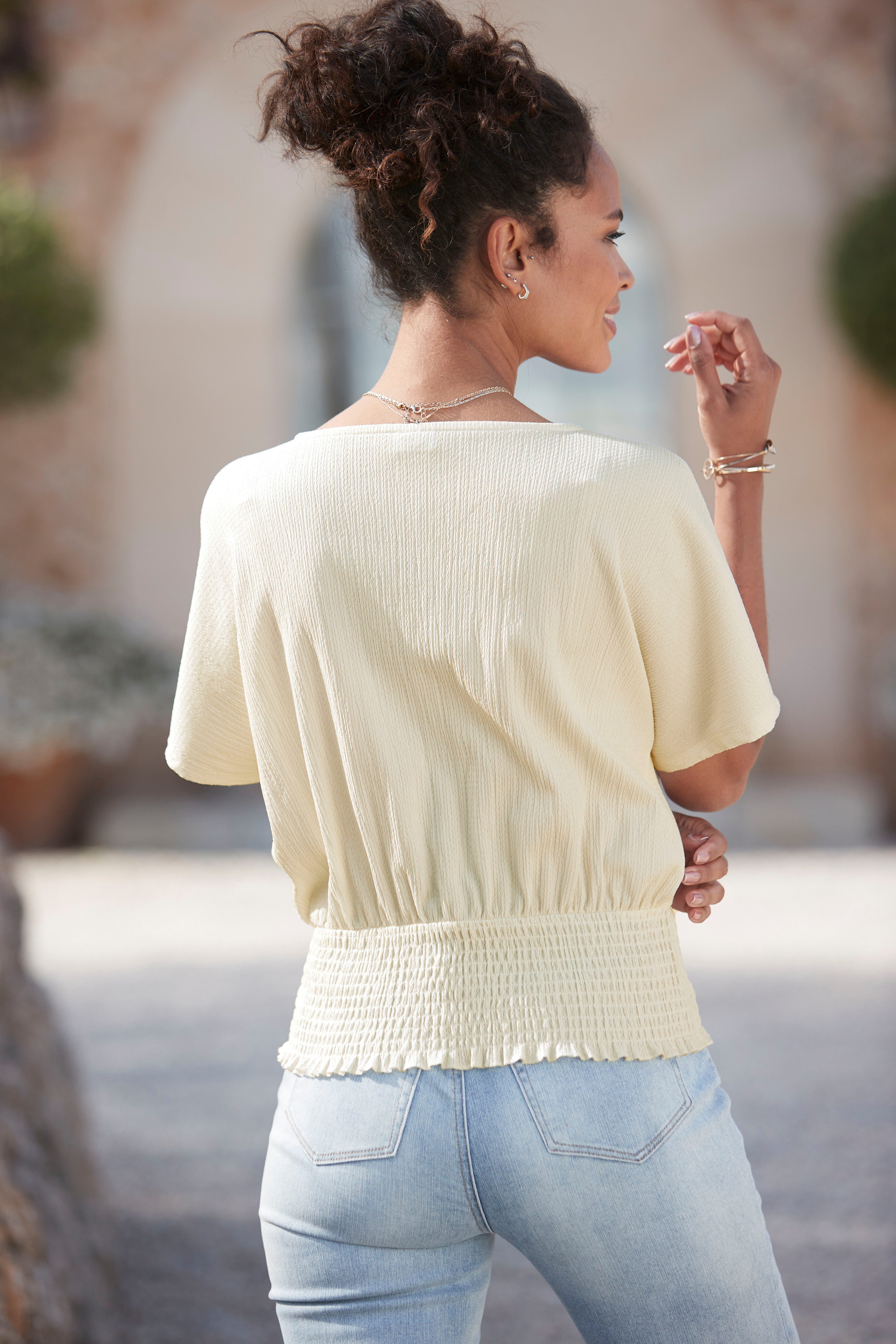 LASCANA V-Shirt mit breitem Smoksaum und Kopfleiste, Blusenshirt, sommerlich