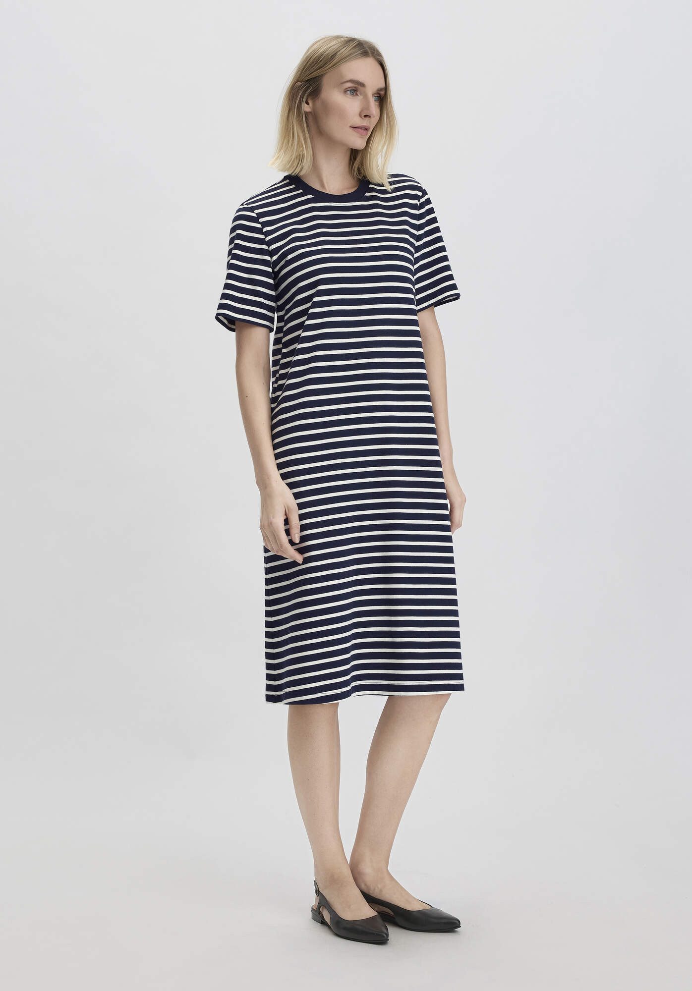 Hessnatur Jerseykleid Knielang Relaxed aus reiner Bio-Baumwolle (1-tlg) günstig online kaufen