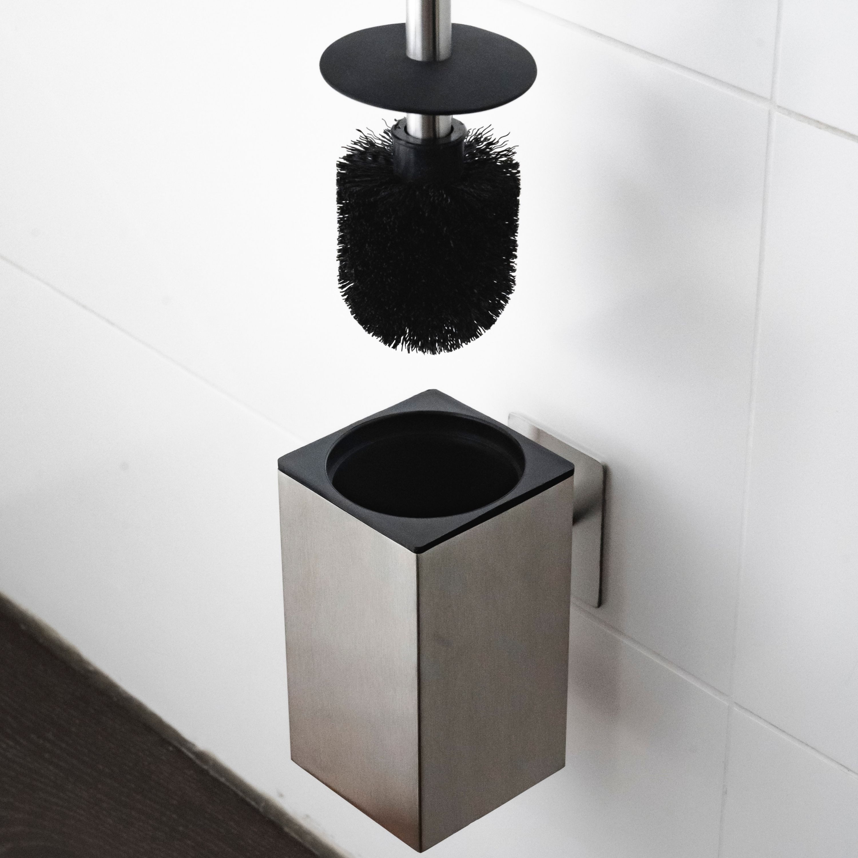 ELMOWO WC-Reinigungsbürste ohne Bohren aus Edelstahl - Toilettenbürste zur Wandmontage, Für alle glatten Oberflächen im Bad, (Komplett-Set, inkl. Ersatzbürsten-Kopf), Klobürste für das Badezimmer und Gäste-WC