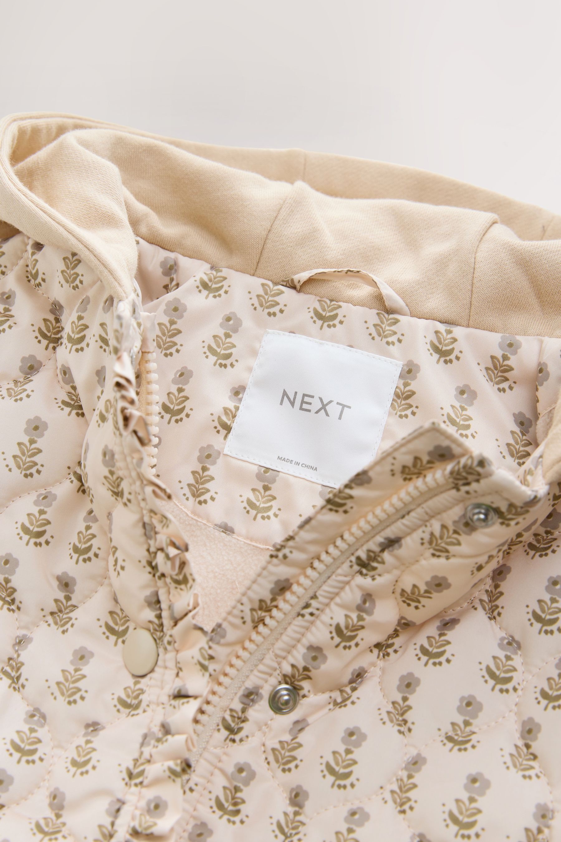 Next Steppmantel Wattierte Jersey-Jacke mit Kapuze und Blumenmuster (1-tlg)