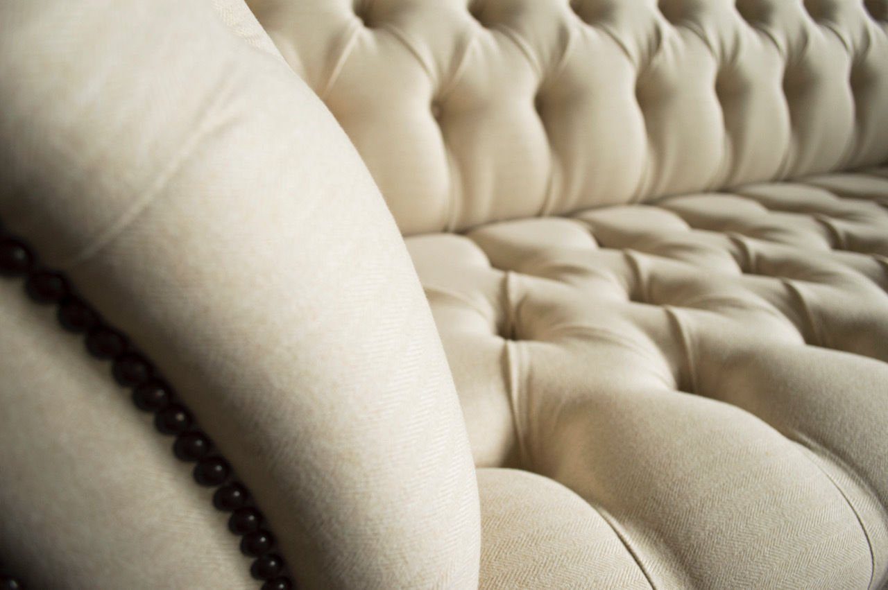 Couch Polster, Beige Neu Textil mit Sofas Die Chesterfield Sitz Knöpfen. Rückenlehne Sofa JVmoebel Chesterfield-Sofa