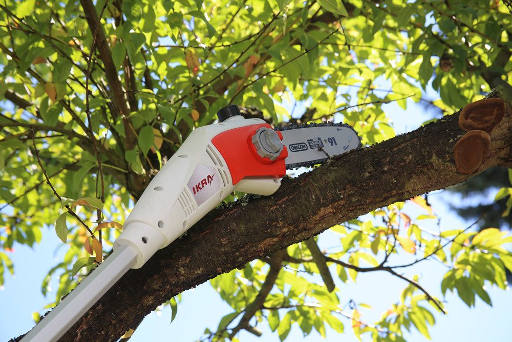 ikra GmbH Hochentaster IEAS 750, bis 4 m Arbeitshöhe, (mit Ersatzkette), 18,5 cm Schnittlänge, 750 W, inkl. Ersatzkette & Schultergurt – Bild 4 von 5