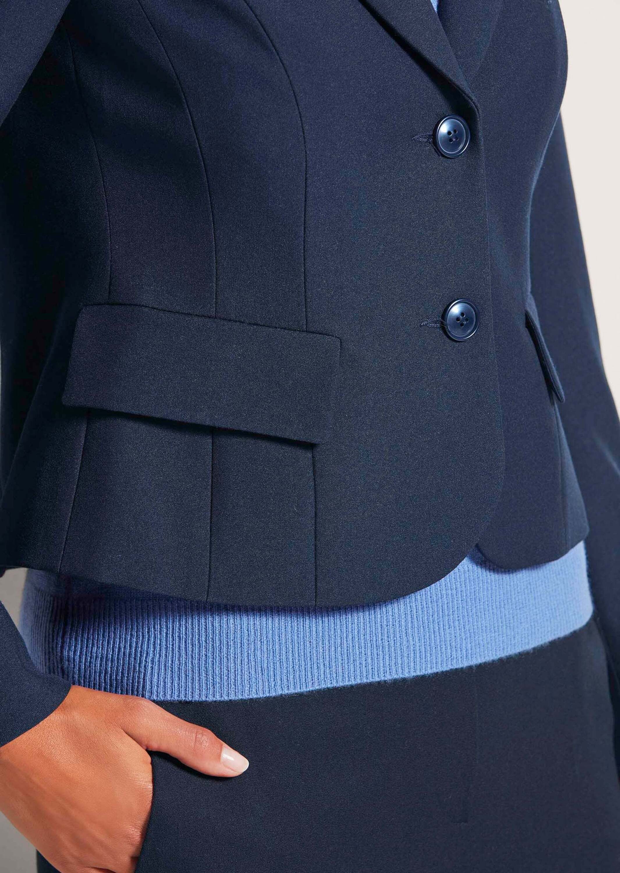 MADELEINE Kurzblazer Kurzblazer in moderner Jeans-Optik Uni-Design mit klassischem Reverskragen und Einreiher – Bild 4 von 5