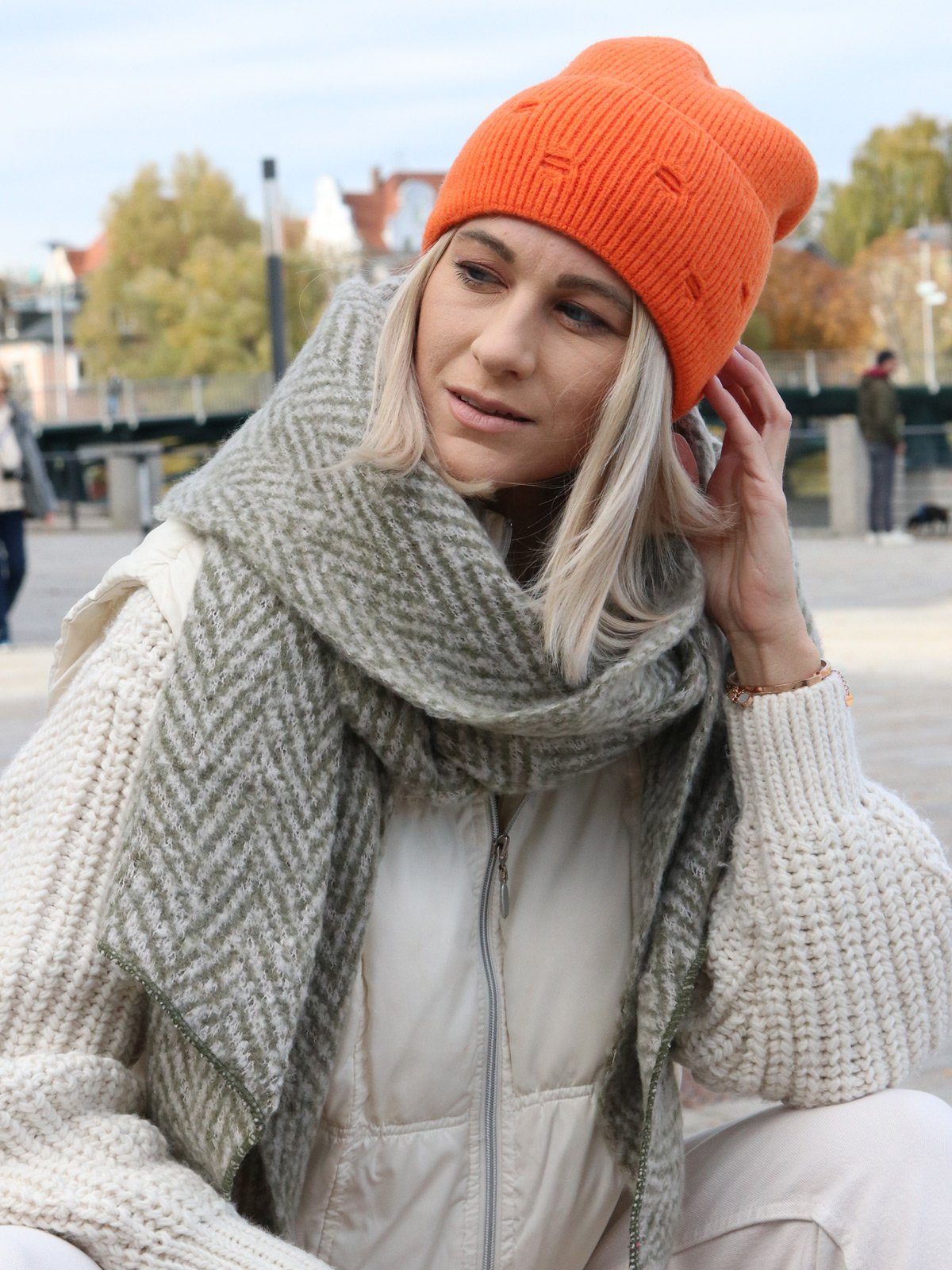 styleBREAKER Strickmütze Strickmütze mit Rippenmuster und Rissen (1-St)