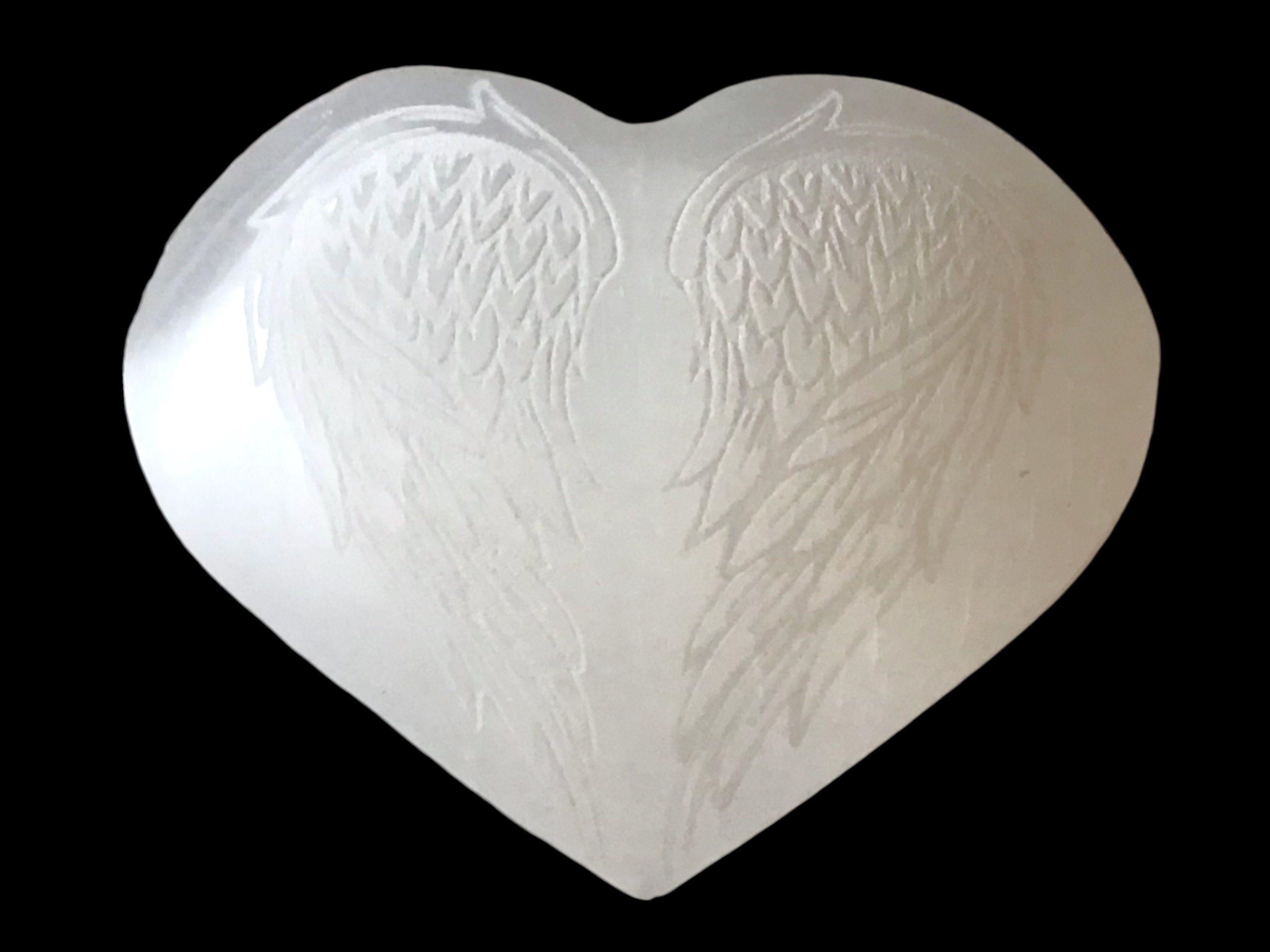 Steinfixx® Skulptur Selenit bauchiges Herz mit Engelsflügel Gravur, 60x70x30 mm (Taschenstein, 1 St., inklusive Edelsteinkarte Selenit), massive Ausführung mit 100 Gramm