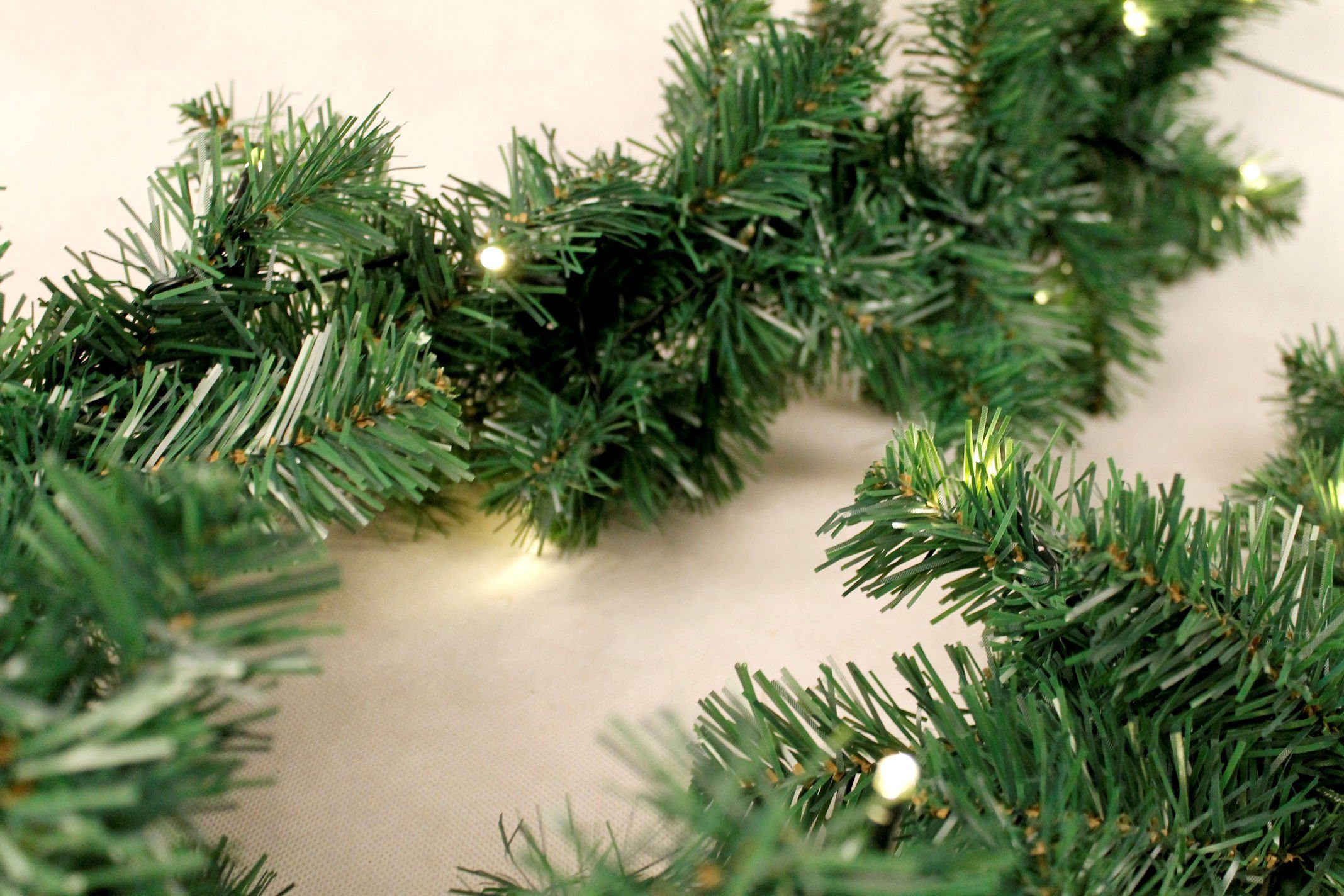 Spetebo LED-Girlande »Weihnachts-Girlande grün mit Lichterkette 270 cm«,  Künstliche Tannen Girlande mit Lichterkette beleuchtet mit Timer - für den  Außenbereich geeeignet