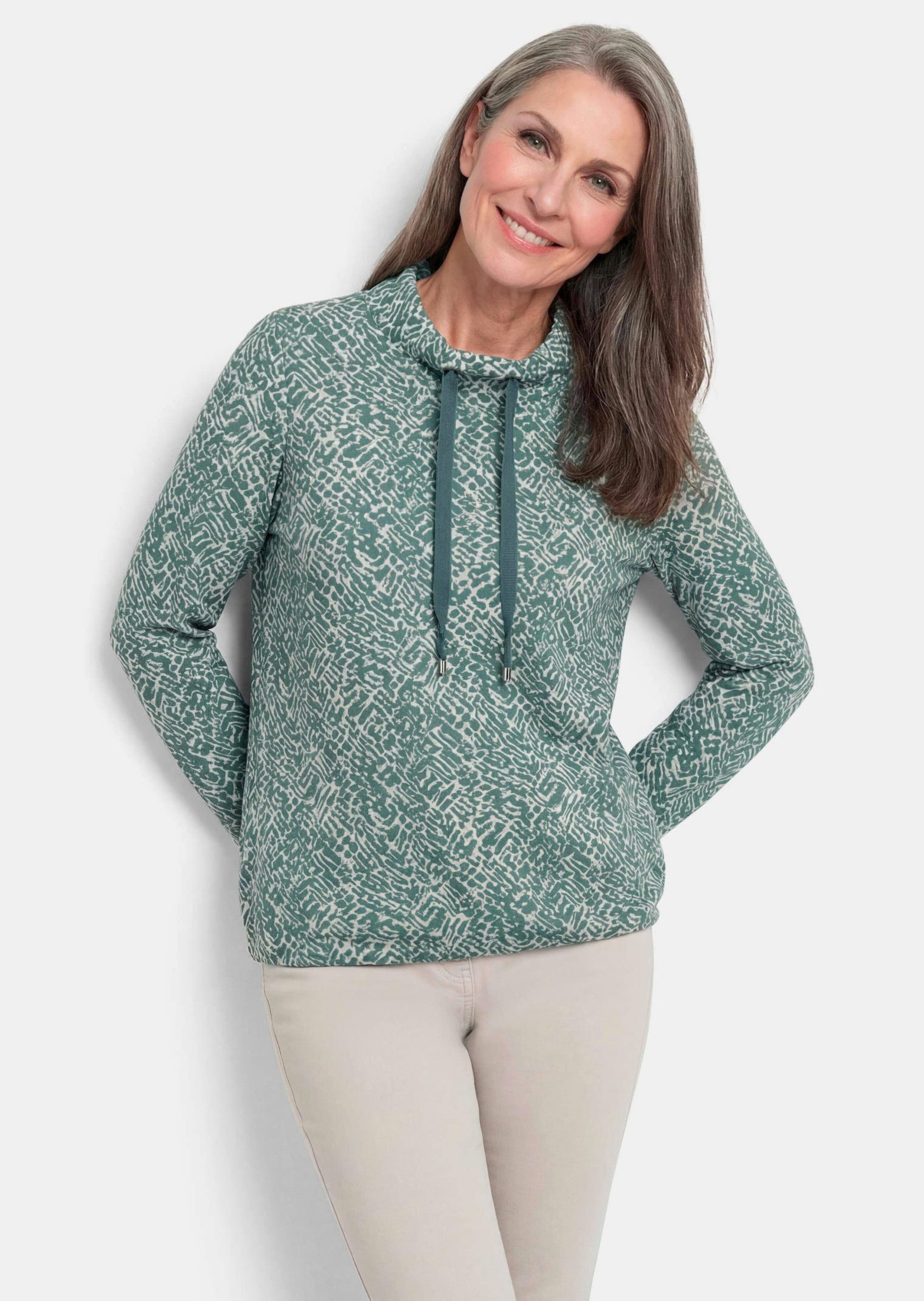 GOLDNER Sweatshirt Kurzgröße: Sweater mit grafischem Druck Flauschiges Sweatshirt mit Stehkragen, Kordelstoppern und Gummizug