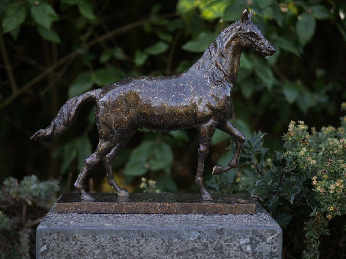 IDYL Dekofigur IDYL Bronze-Skulptur Pferd mit spezieller Patina, Bronze – sehr robust – Langlebig – witterungsbeständig gegen Frost, Regen und UV-Strahlung. Die Modelle werden in Wachsausschmelzverfahren in Bronze gegossen und von Hand patiniert.