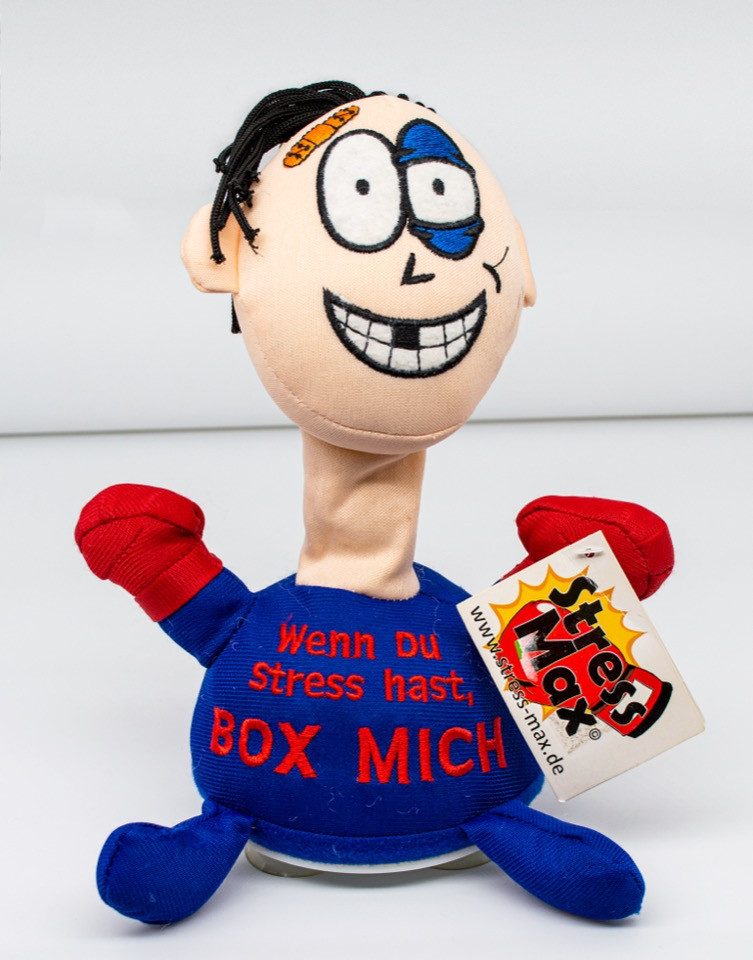 Kögler Plüschfigur Kögler Stress Max (1-St), Spricht nach und bewegt sich beim Wiedergeben.