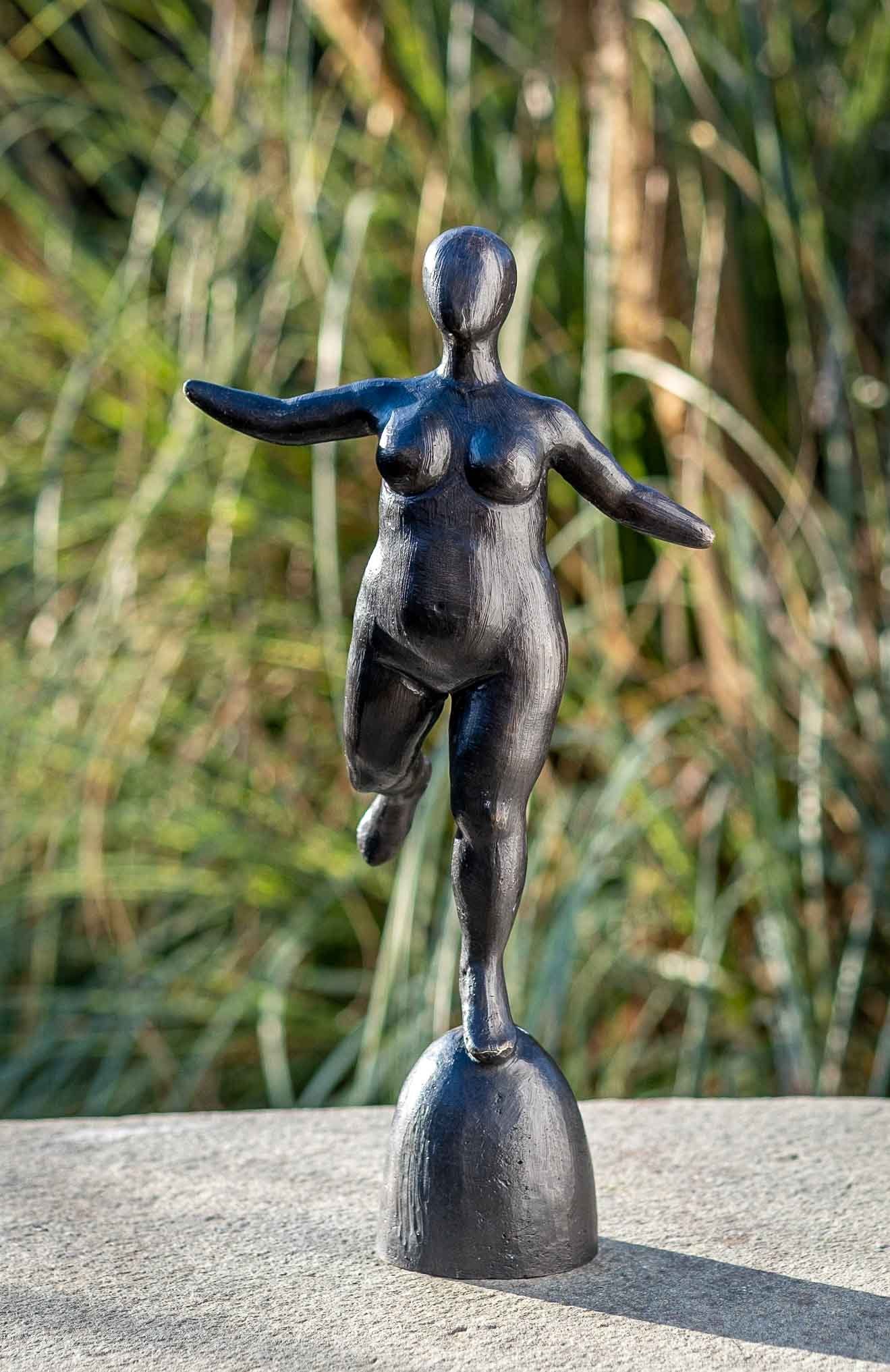 IDYL Gartenfigur IDYL Bronze Skulptur Dicke nackte Frau, Bronze – sehr robust – Langlebig – witterungsbeständig gegen Frost, Regen und UV-Strahlung. Die Modelle werden in Wachsausschmelzverfahren in Bronze gegossen und von Hand patiniert.