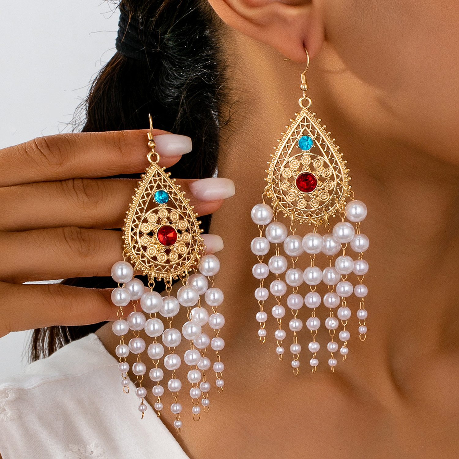 KARMA Perlenohrringe Lange Ohrringe Perlen Gold Weiß 10 cm (Damen, 2-tlg., Damenschmuck Ohrschmuck), Damenohrringe modern Ohrringe