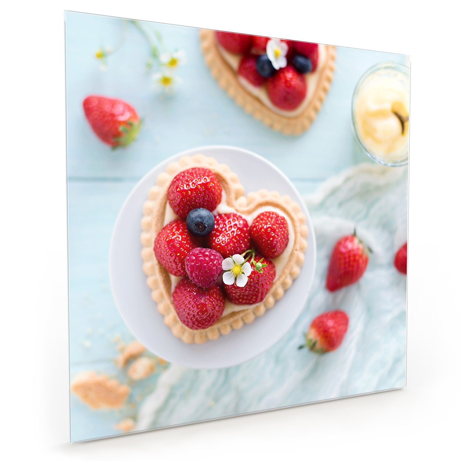Primedeco Küchenrückwand Küchenrückwand Spritzschutz Glas mit Motiv Herz Tarte mit Beeren
