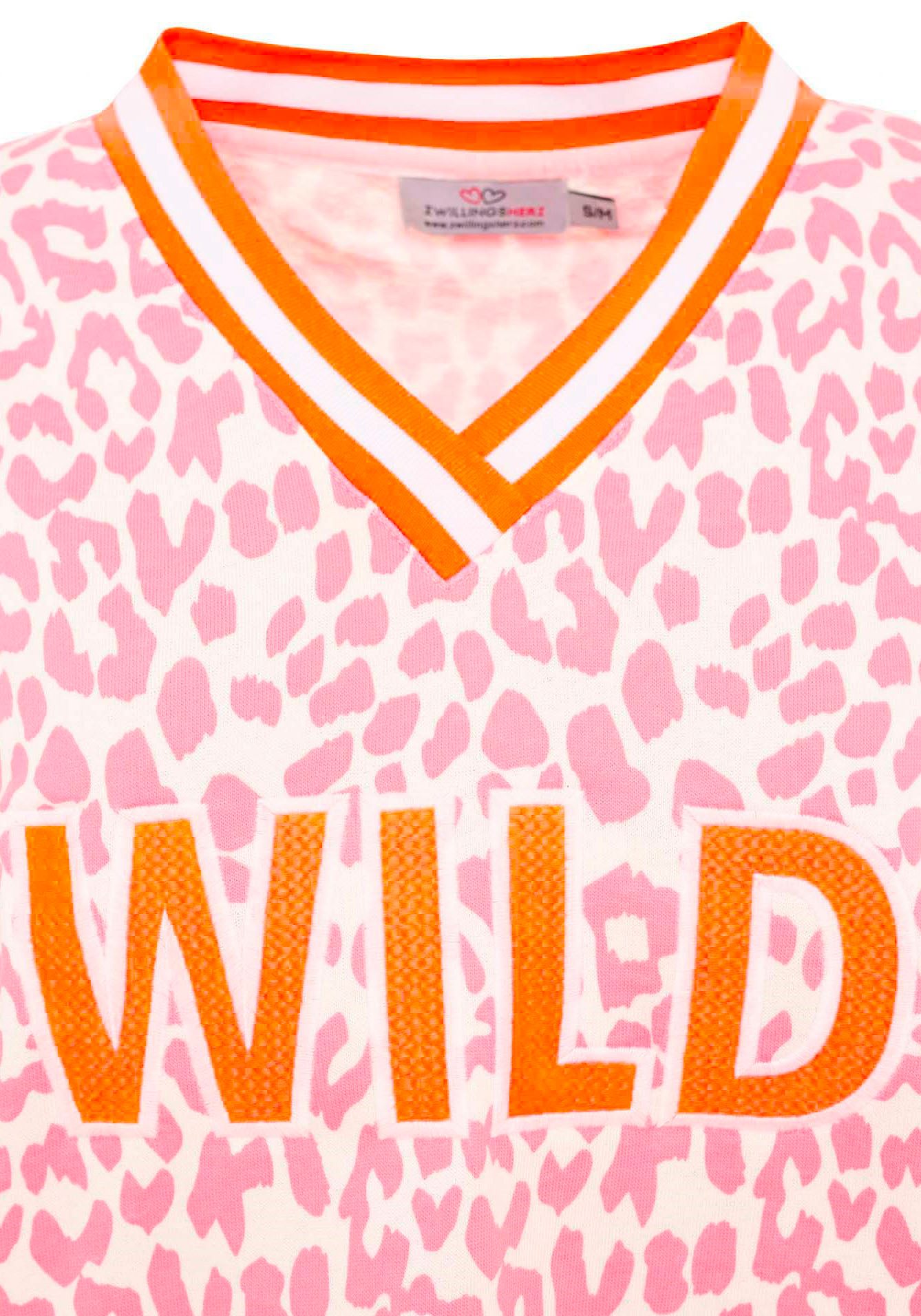Zwillingsherz Sweatshirt "Leo Pastell" mit V-Ausschnitt, gestreiften Bündchen und WILD Applikation – Bild 5 von 5