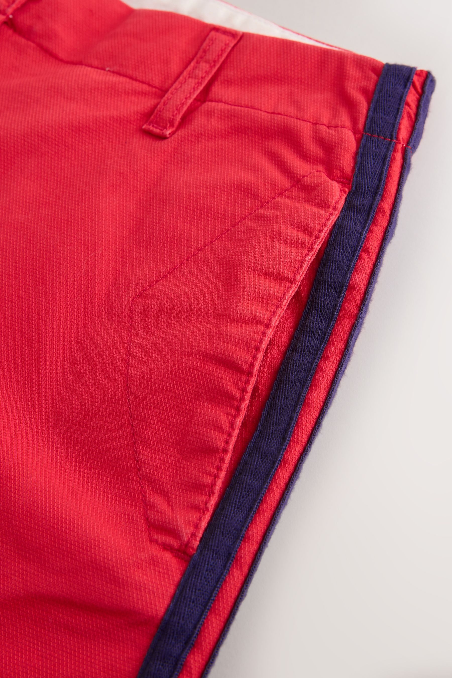 Next Shorts Kurze Chino-Shorts mit Seitenstreifen (1-tlg)