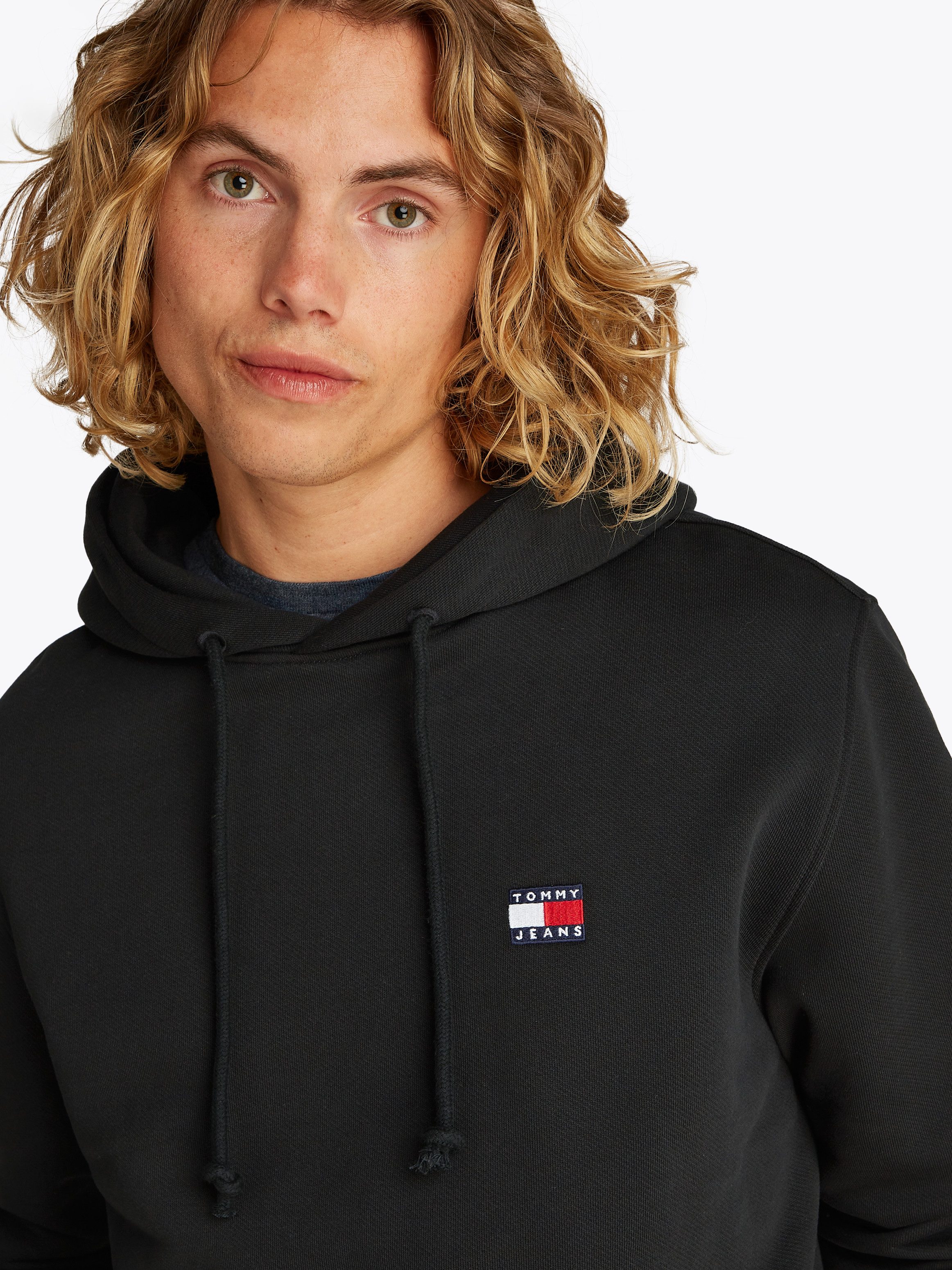 Tommy Jeans Hoodie TJM REG BADGE HOODIE EXT Mit Rundhalsausschnitt