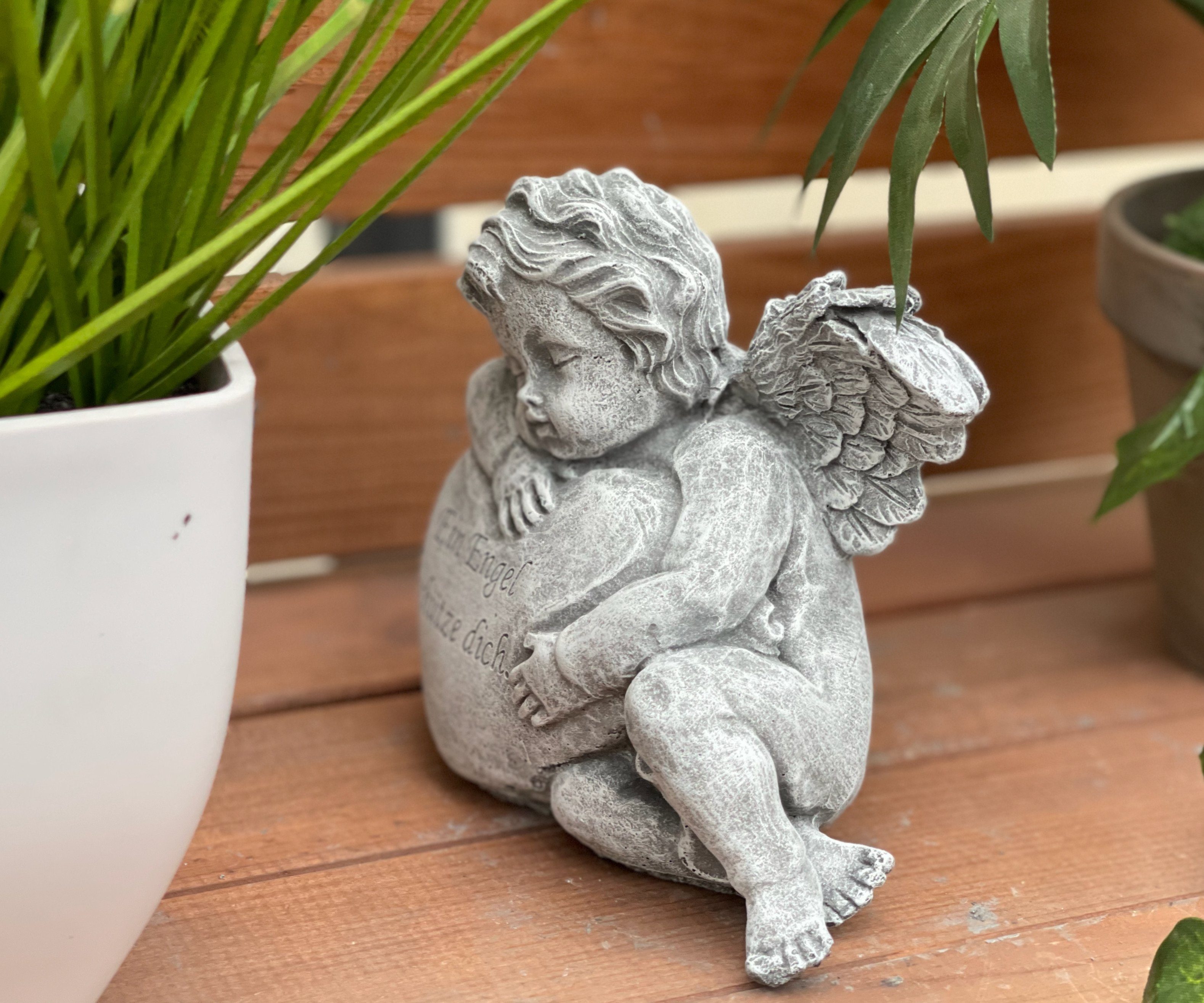 Stone and Style Engelfigur Frostfeste Steinfigur Engel am Herz "Ein Engel schütze Dich"