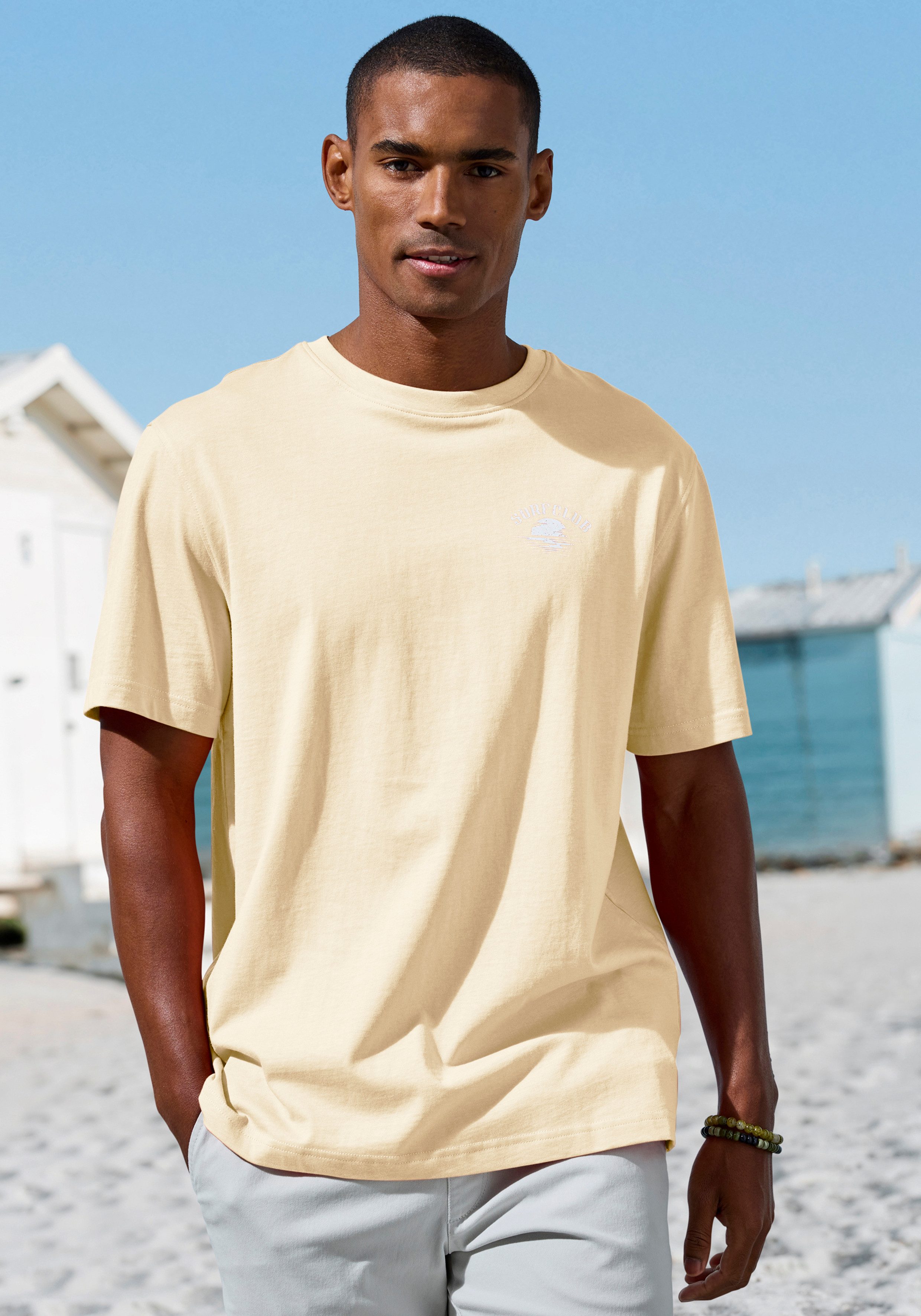 Beachtime T-Shirt, sommerliches Shirt mit modischem Surfer Print Regular-Fit, mit kleinem Print vorn und großem Print hinten